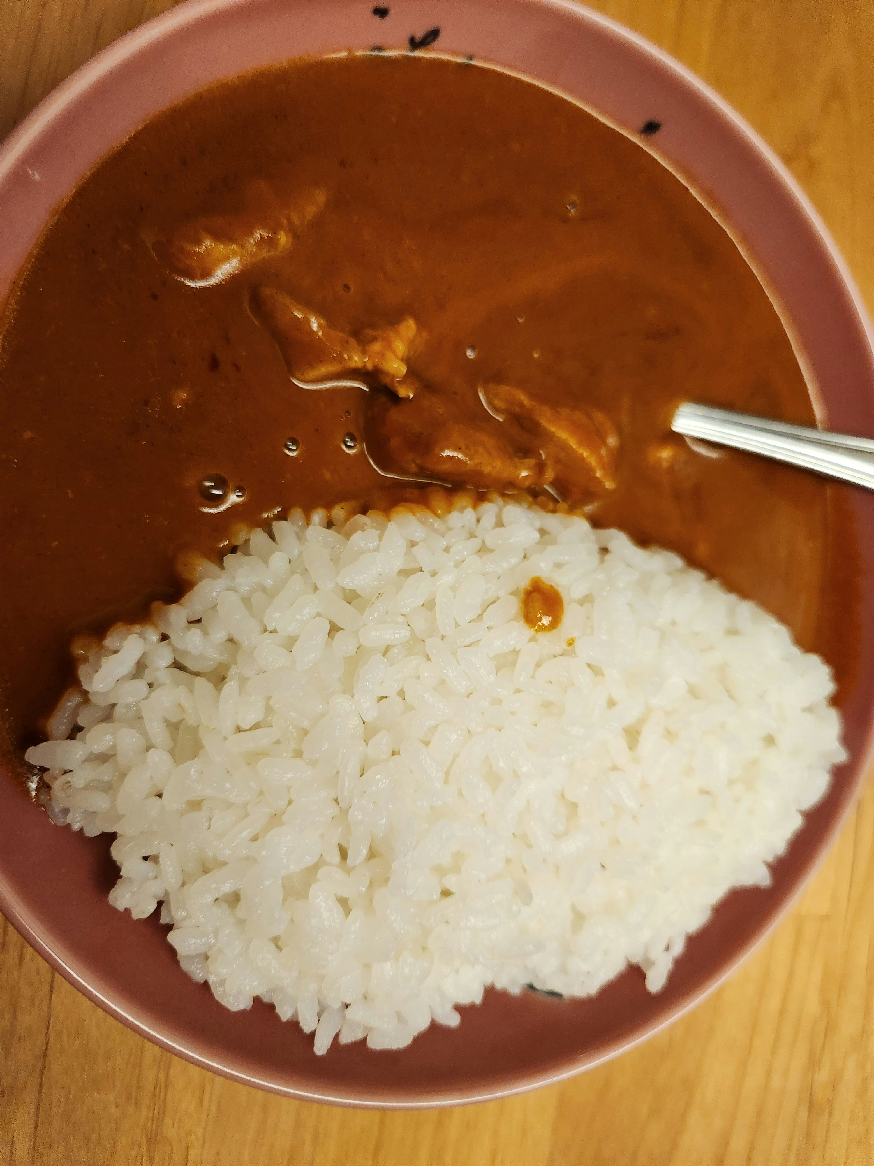 木の器に盛られた白ごはんとスープ
