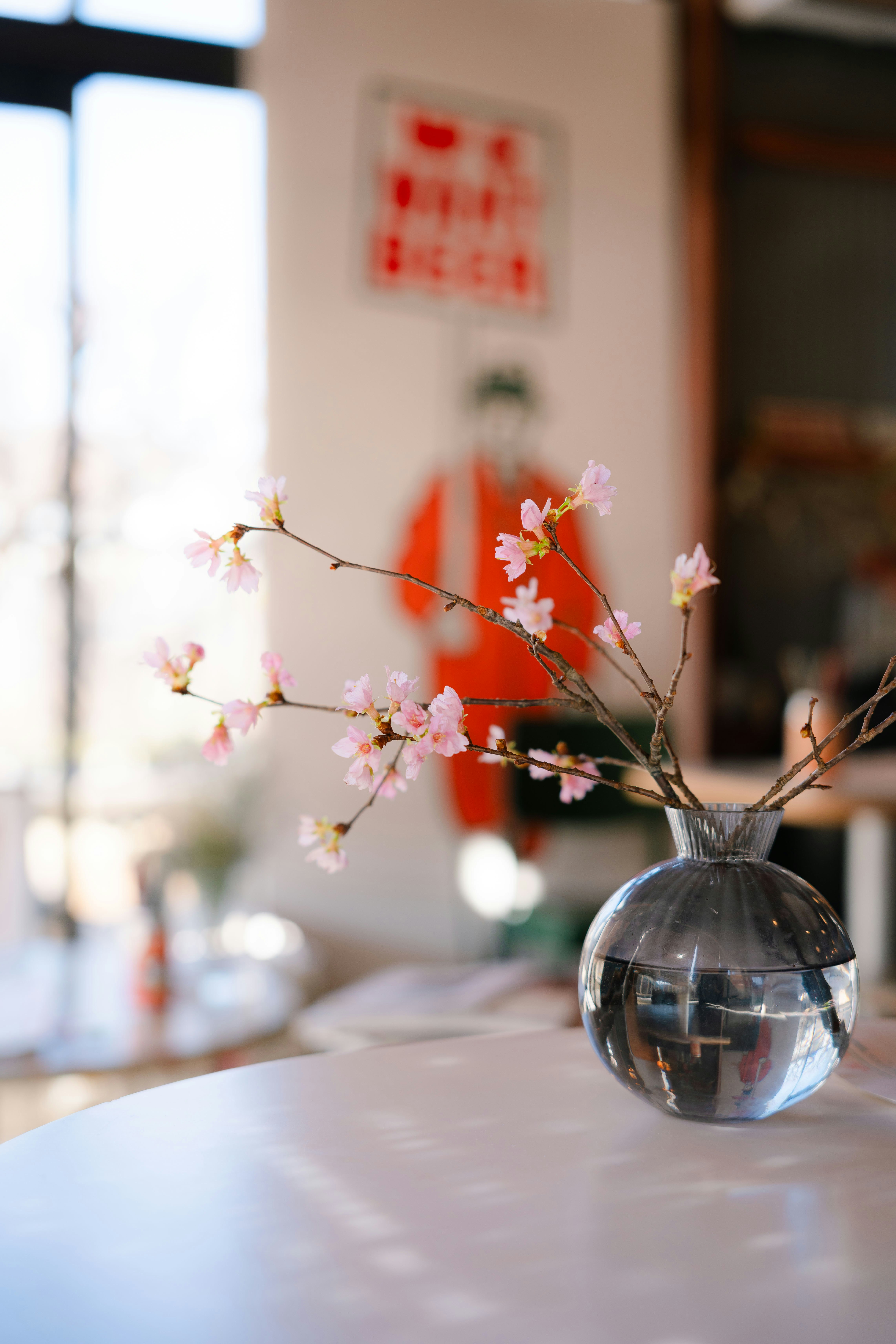 桜の花が飾られたレストランのインテリア