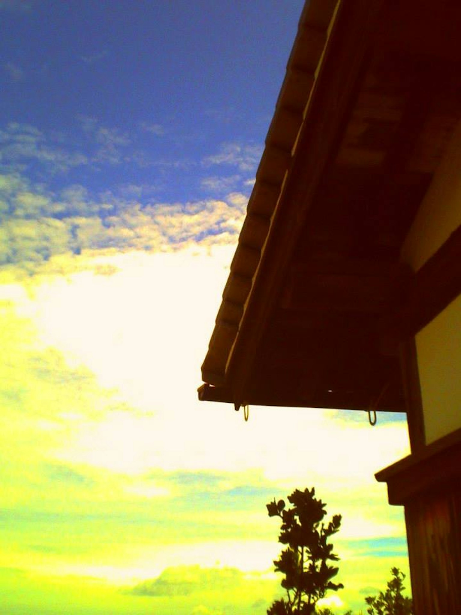 Hermosa vista de un techo y cielo azul