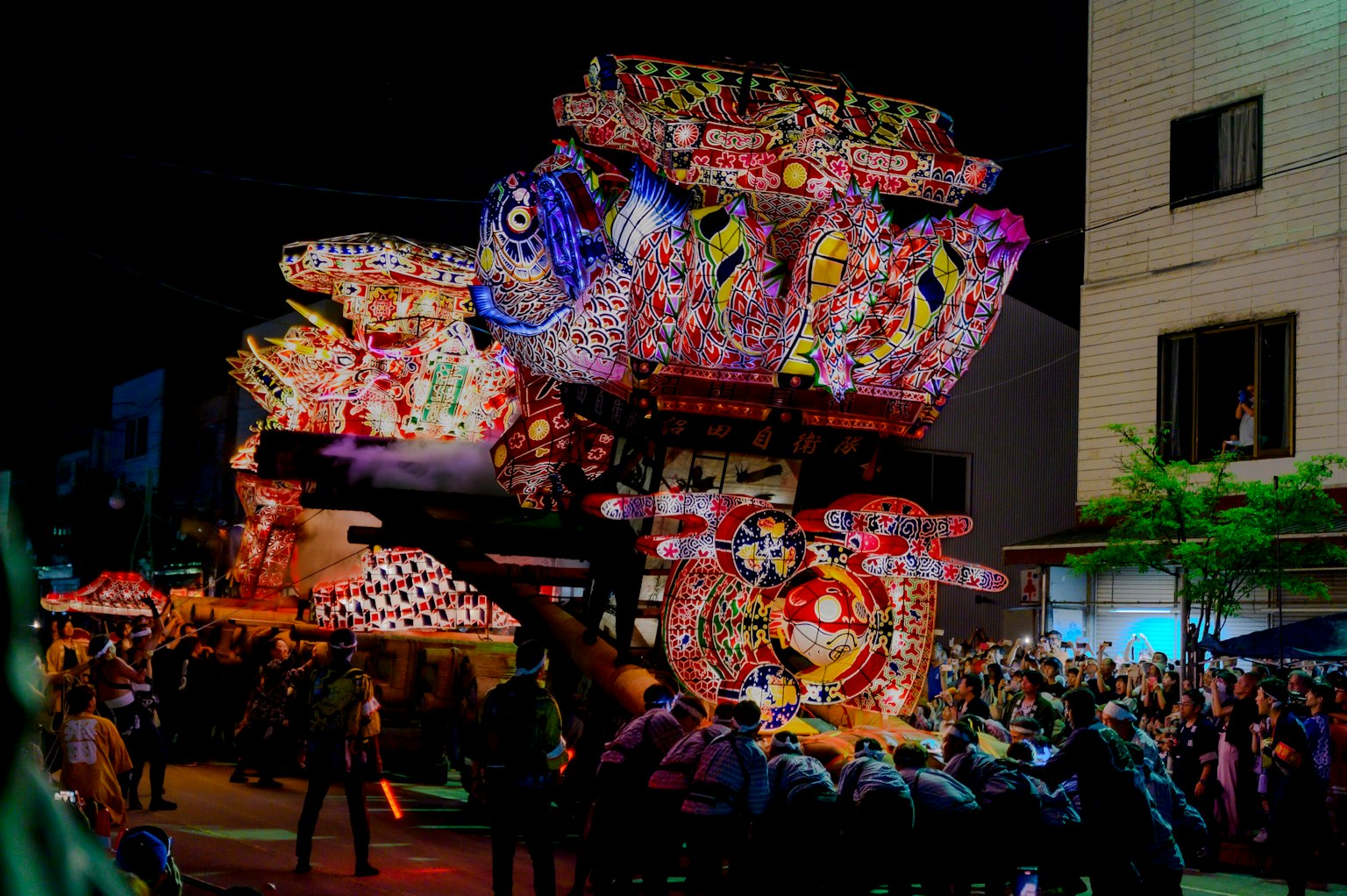밤 축제에서 행진하는 다채로운 플로트
