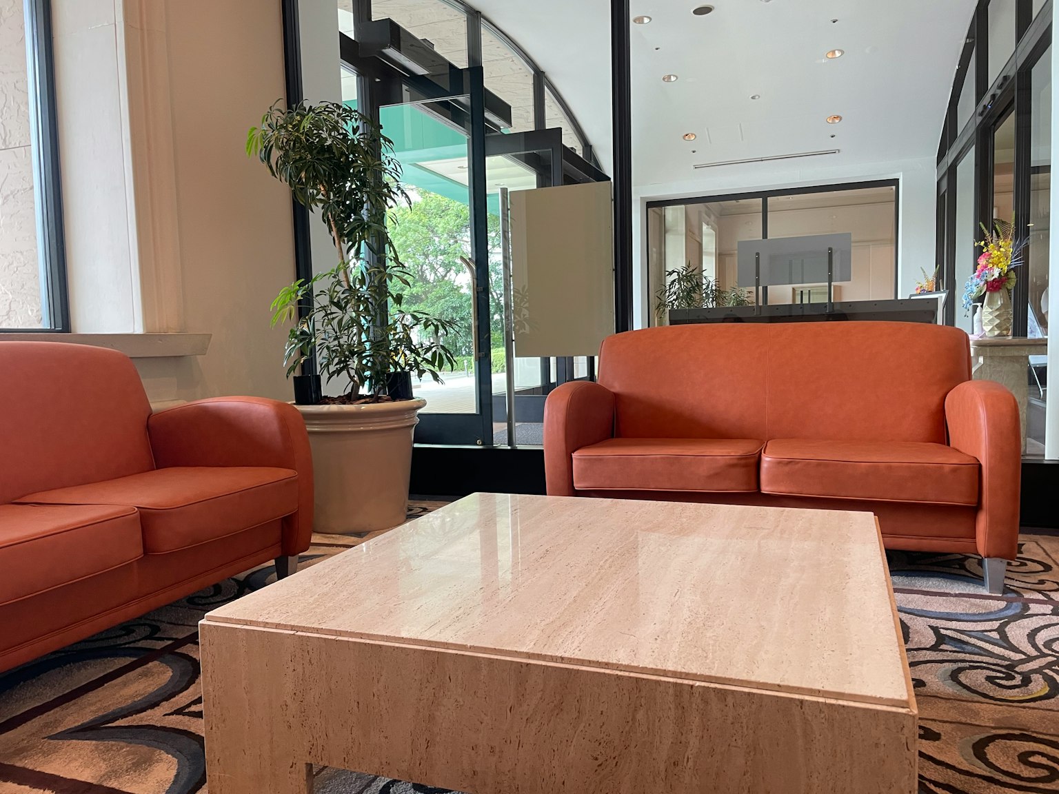 Nội thất sảnh sáng với ghế sofa màu cam và bàn gỗ