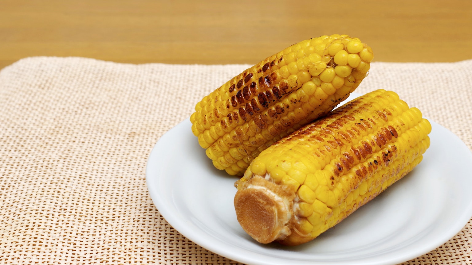 Maíz asado en un plato blanco