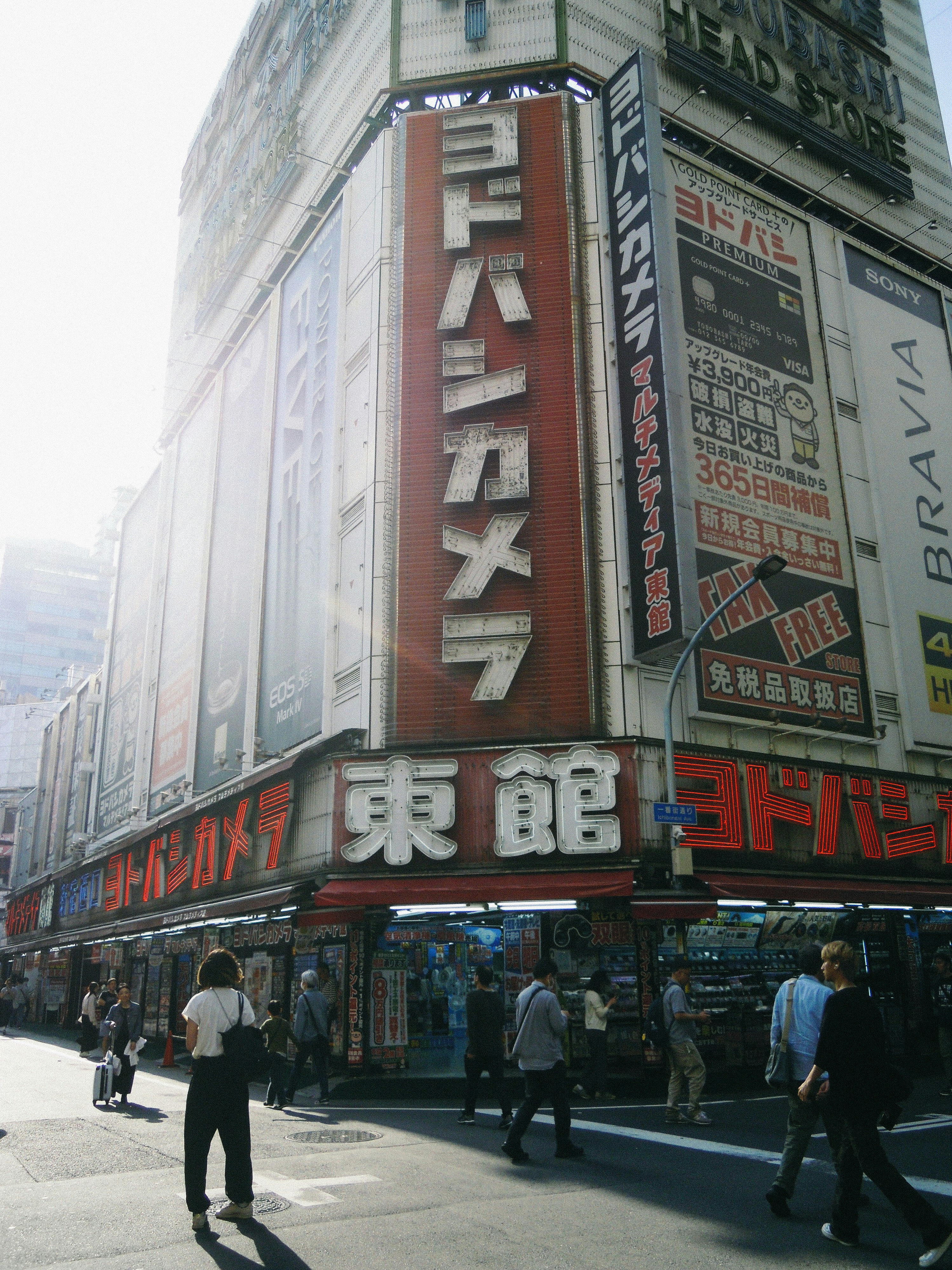 新宿街頭的疊放招牌街景