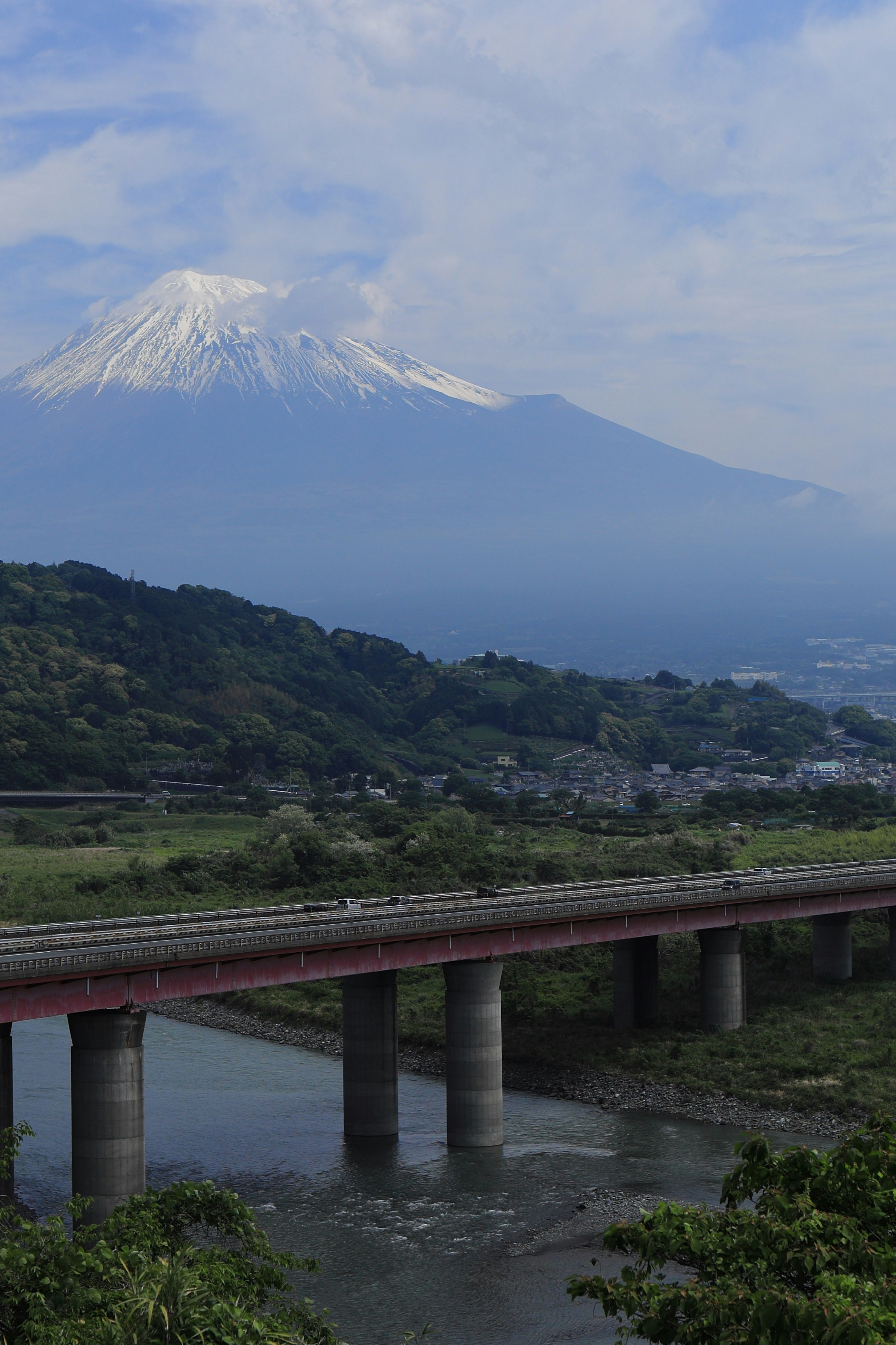 富士山と橋が見える山あいの風景