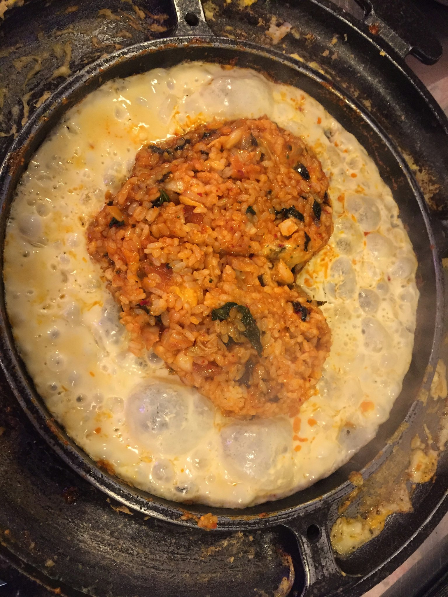 一鍋沸騰的湯中漂浮著橙色菜餚