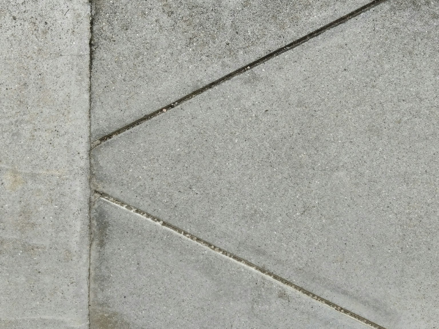 Nahaufnahme der Betonoberfläche mit geometrischen Designelementen