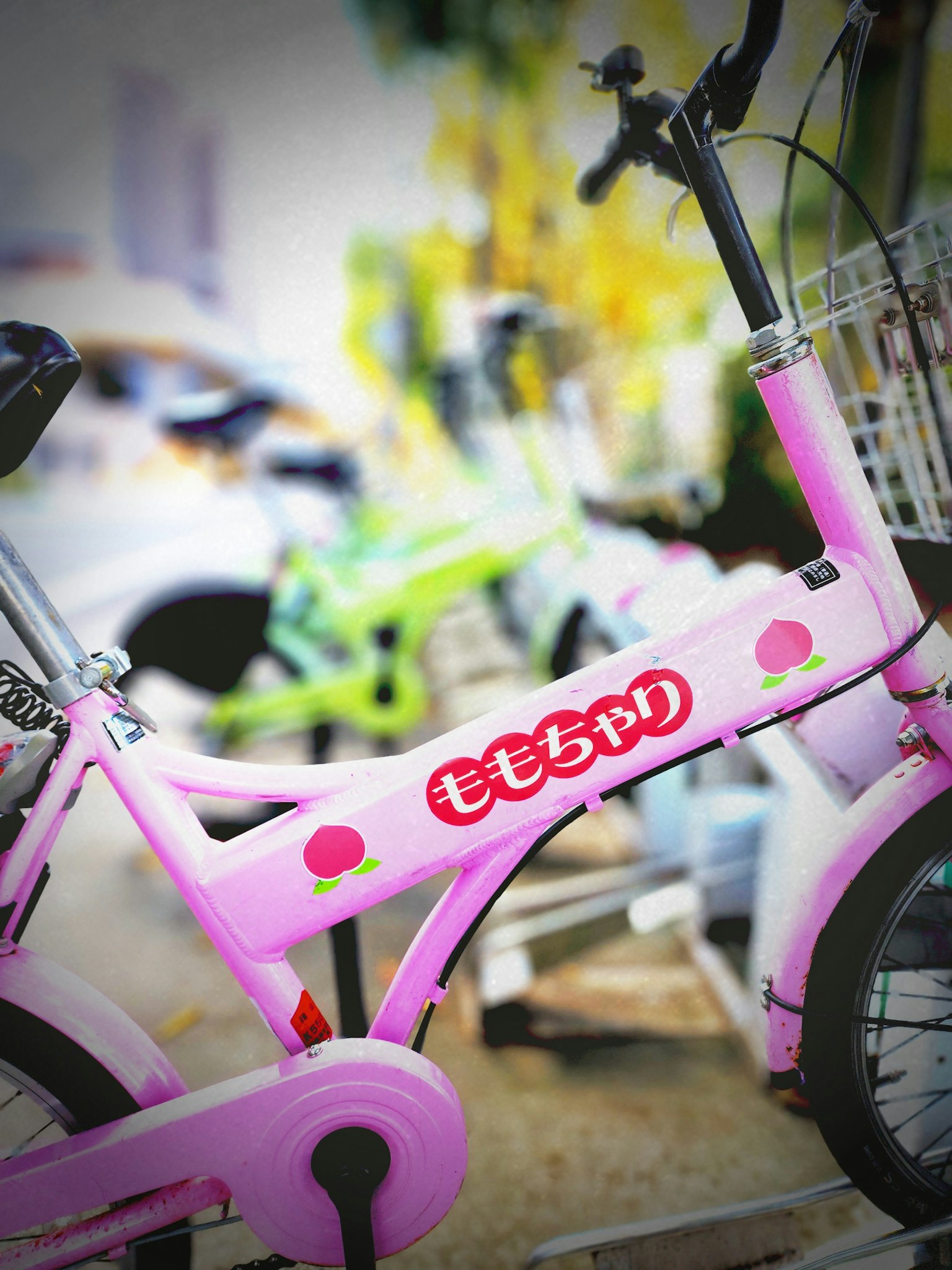 Una bicicletta rosa con scritte carine