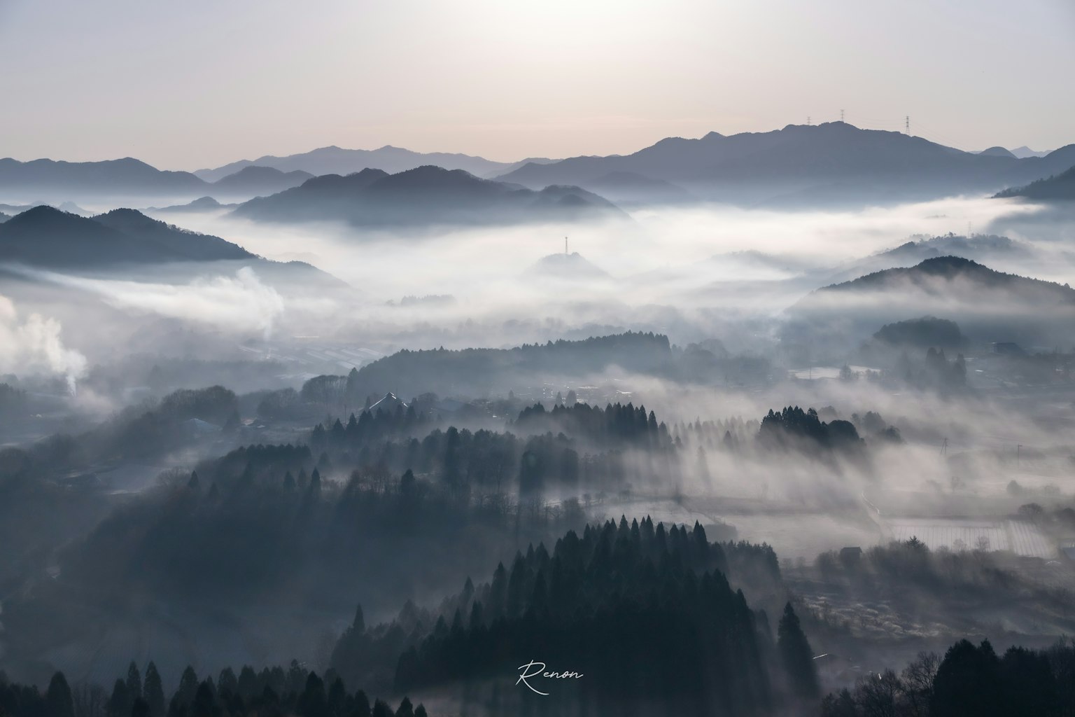 Bellissimo paesaggio di montagne e valli avvolte nella nebbia
