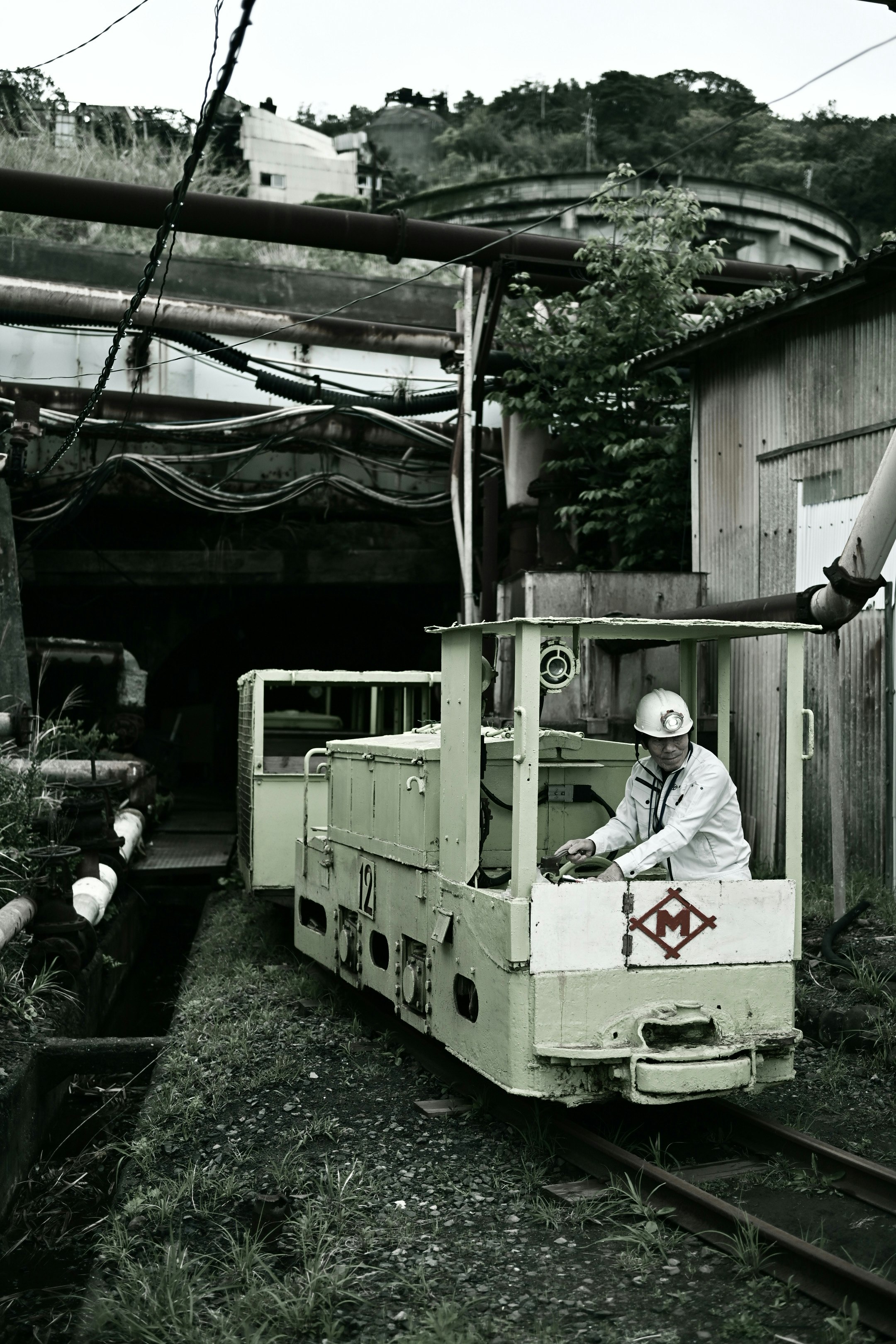 回廊のような屋外通路と線路脇の作業車