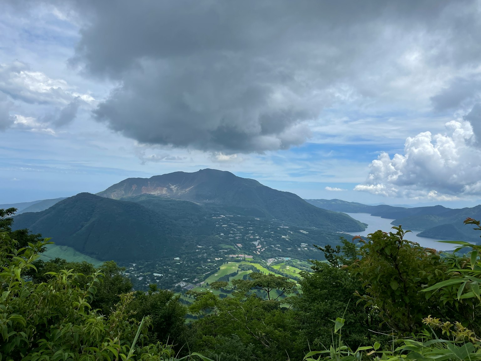 Vista escénica de montañas y lago bajo un cielo nublado