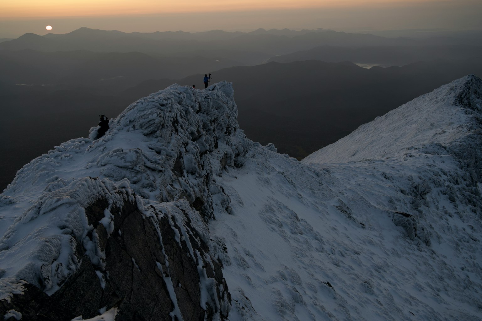Sommet de montagne enneigé avec vue sur le coucher de soleil