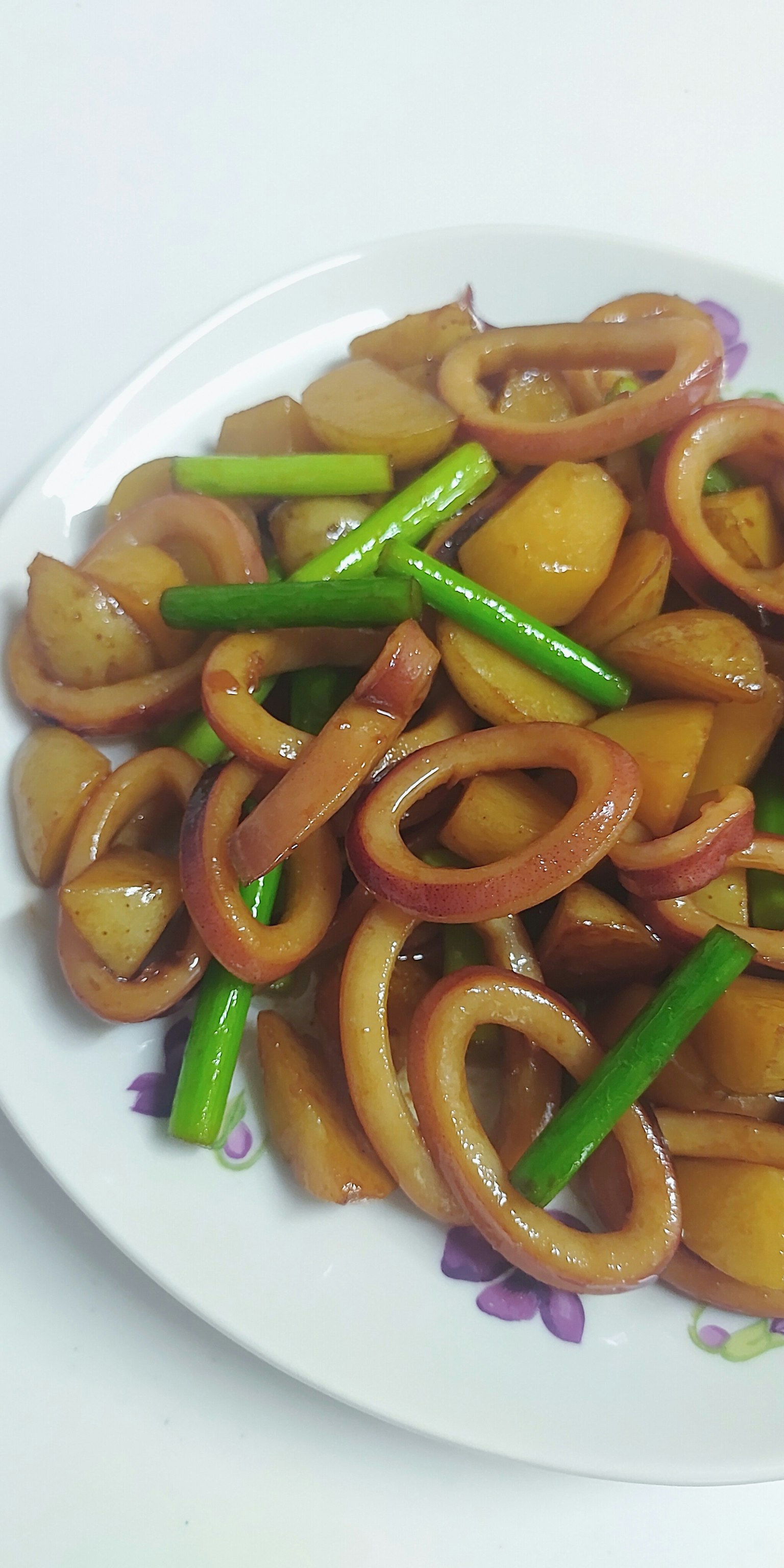 Calamari e verdure saltati in un piatto