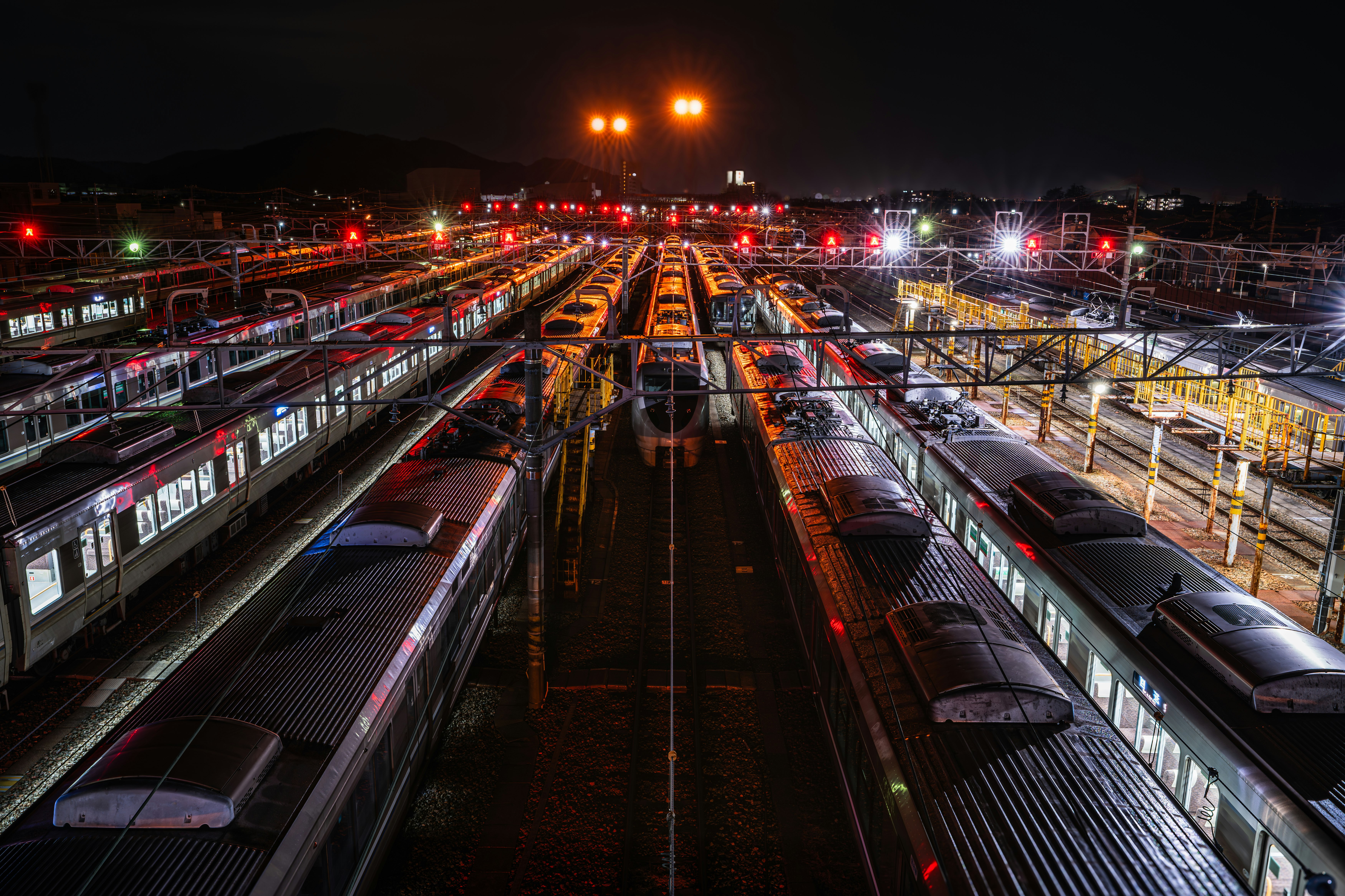 夜晚車站月台上多列火車並排
