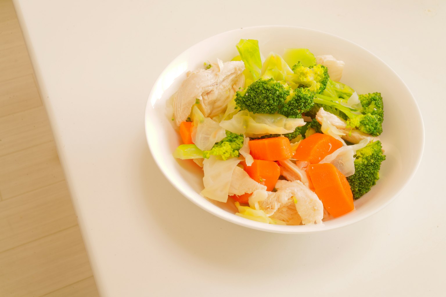鸡肉和蔬菜沙拉，碗中盛有新鲜西兰花、胡萝卜和生菜