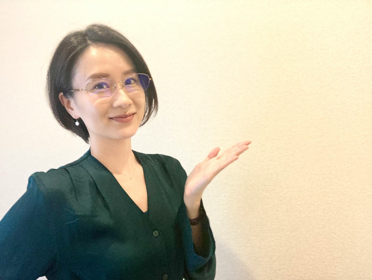 一位微笑並用手勢的女性
