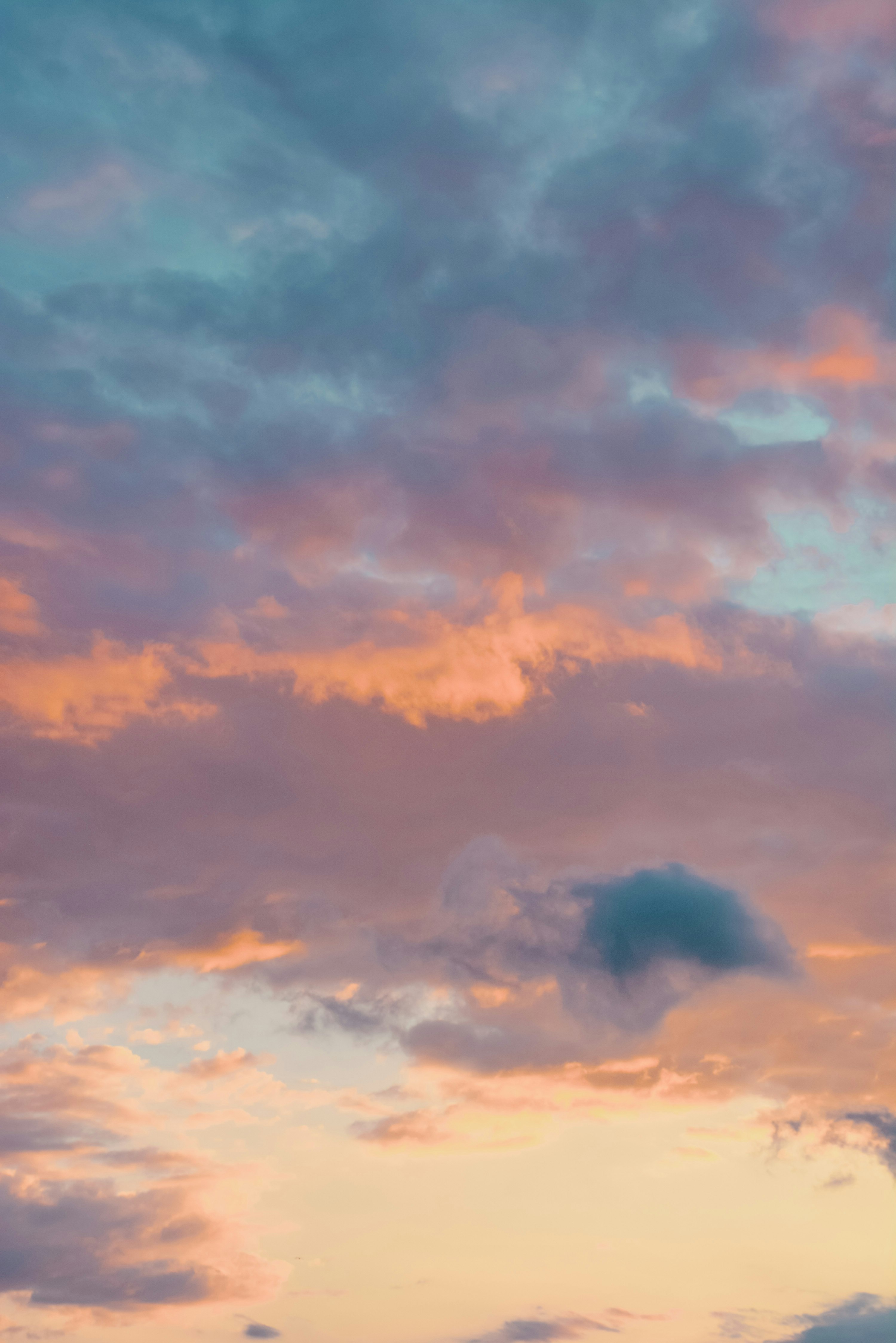 夕焼けの空に広がる雲のグラデーション