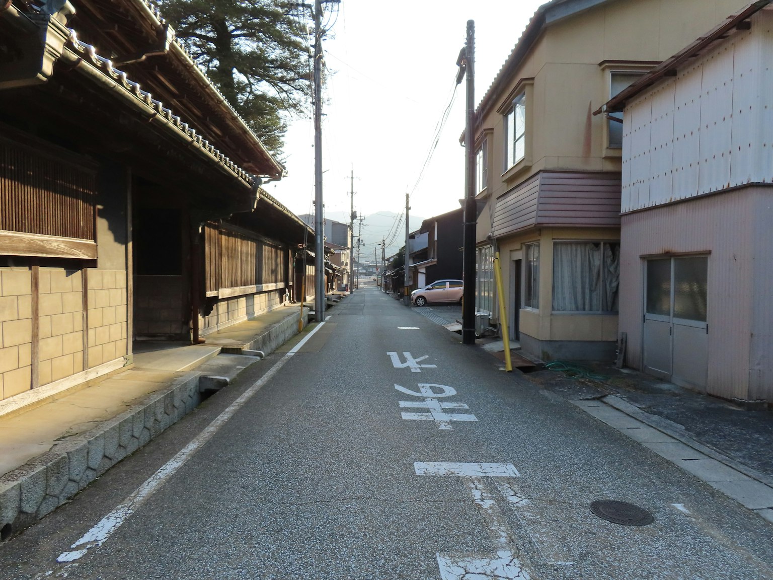 Jalan sempit yang menampilkan arsitektur tradisional Jepang