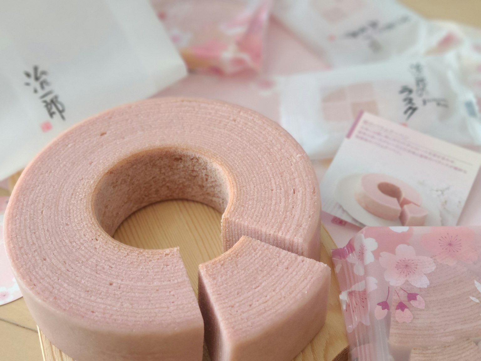 Baumkuchen rosa con confezione giapponese tradizionale