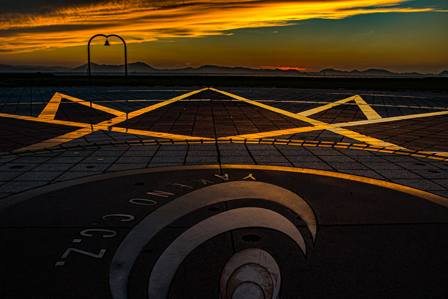 Geometrischer Bodenbelag im Licht des Sonnenuntergangs