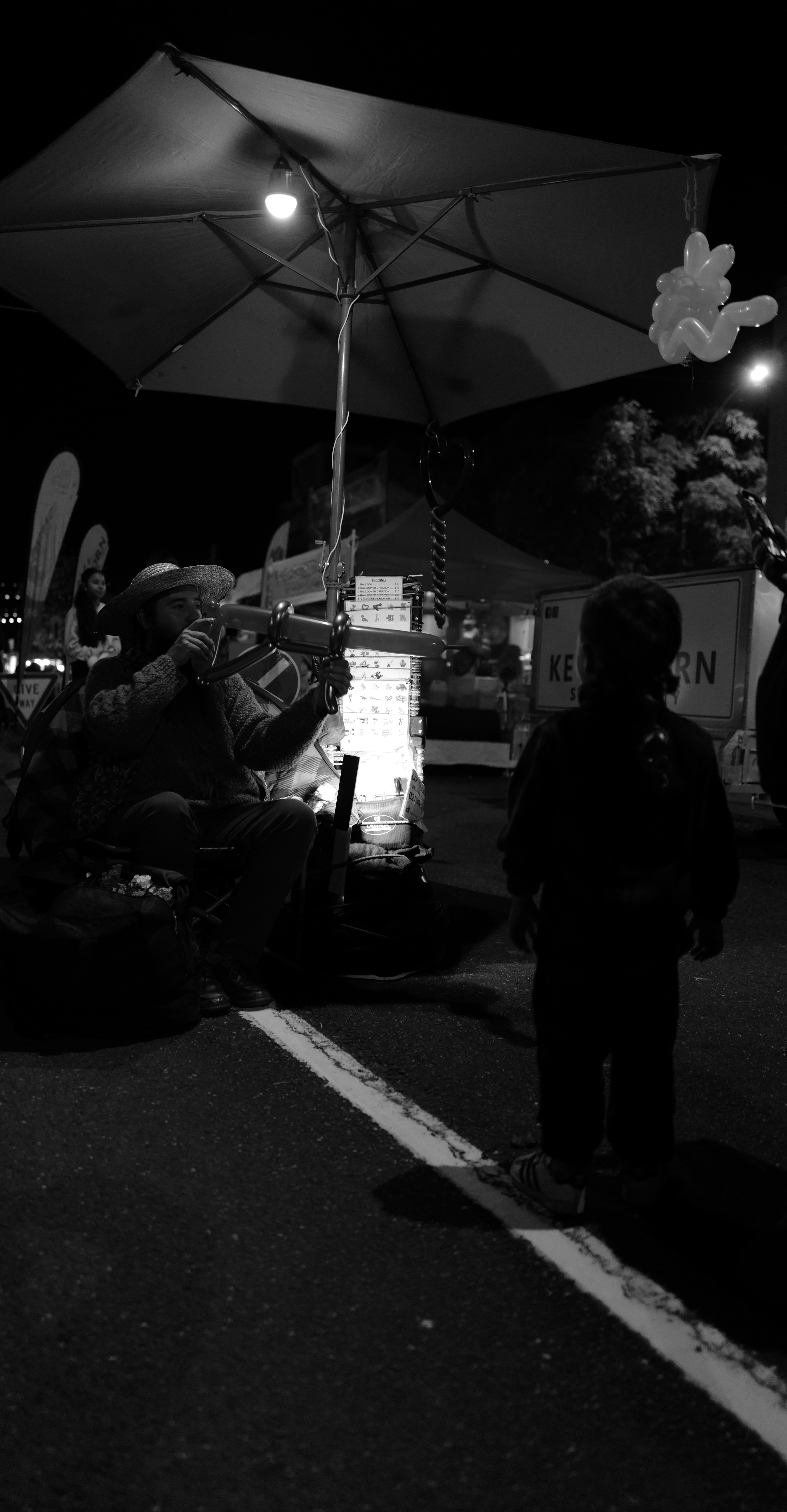 夜晚戶外帳篷下的音樂演出舞台區域