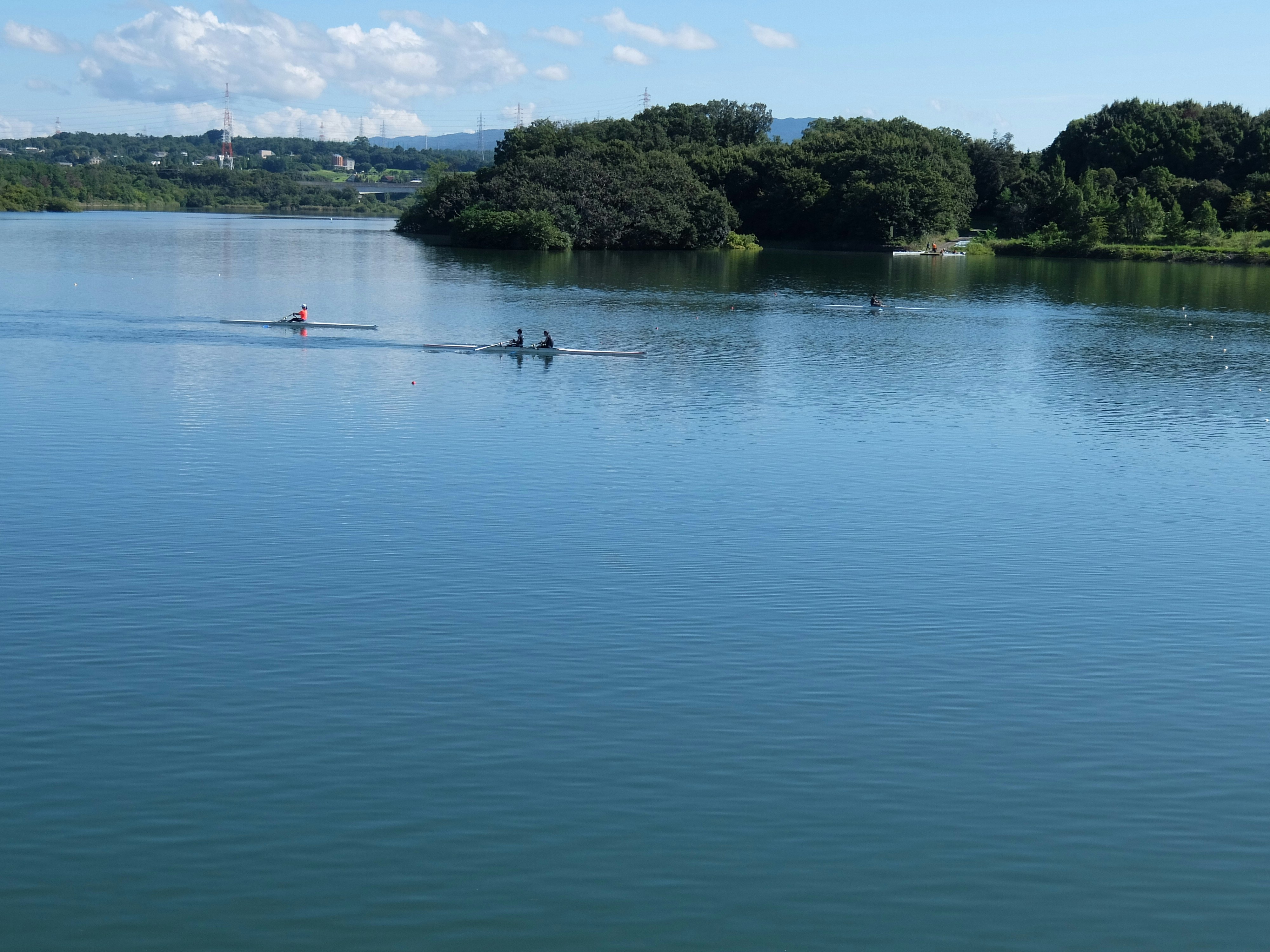 平靜湖面上划槳的獨木舟