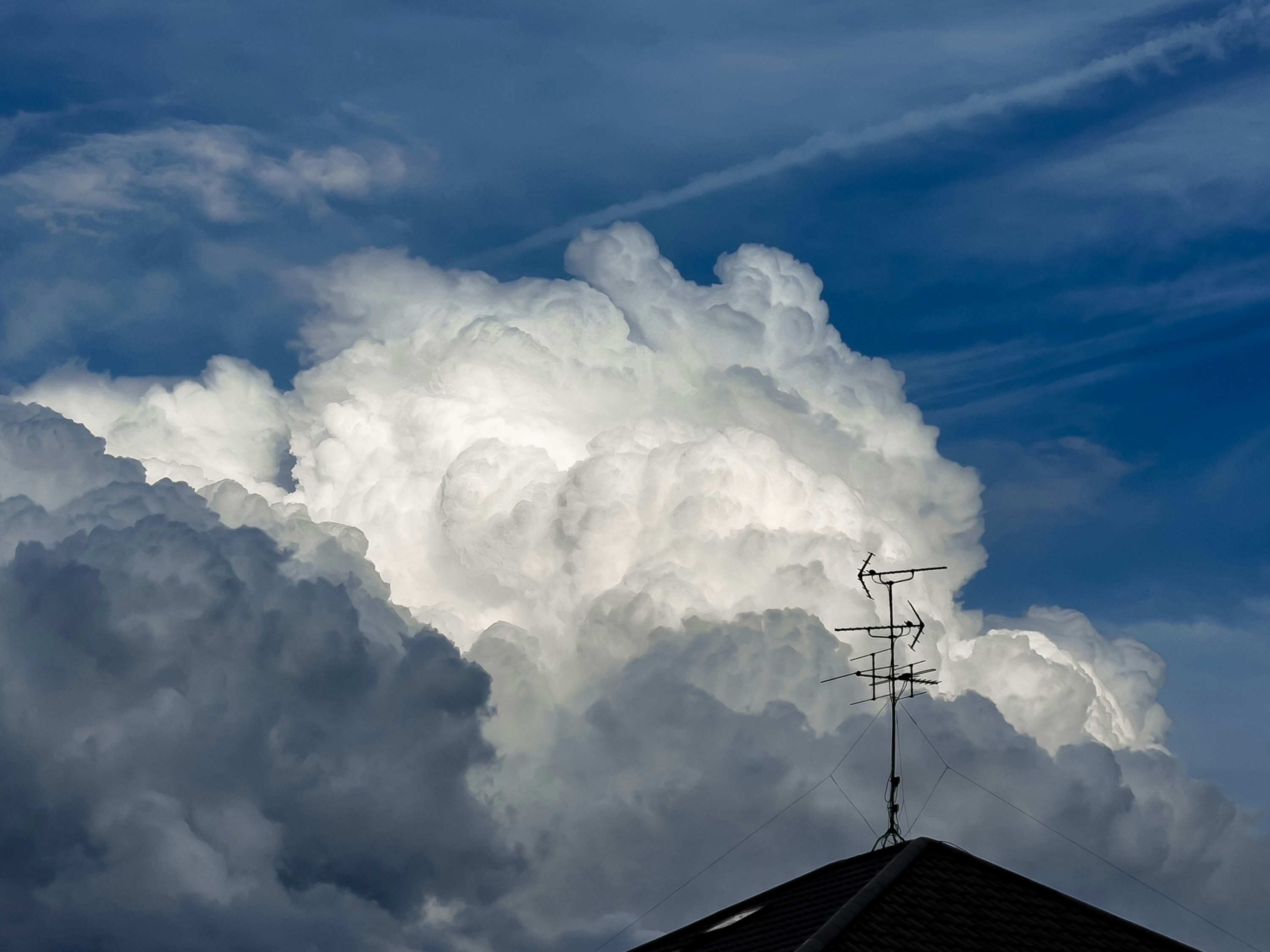cielo con nubes densas y humo saliendo de una chimenea