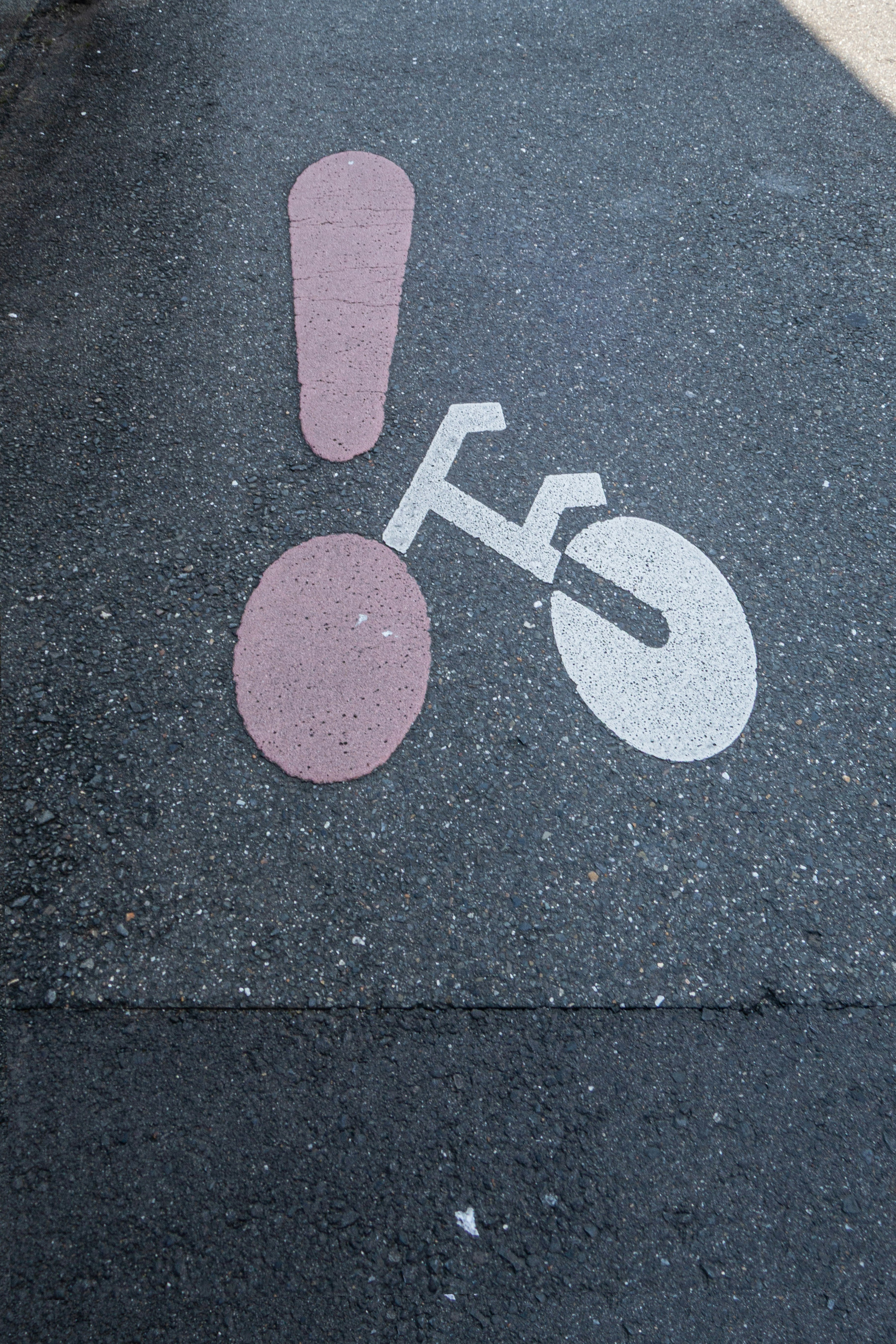 自転車マークのある路面の標識
