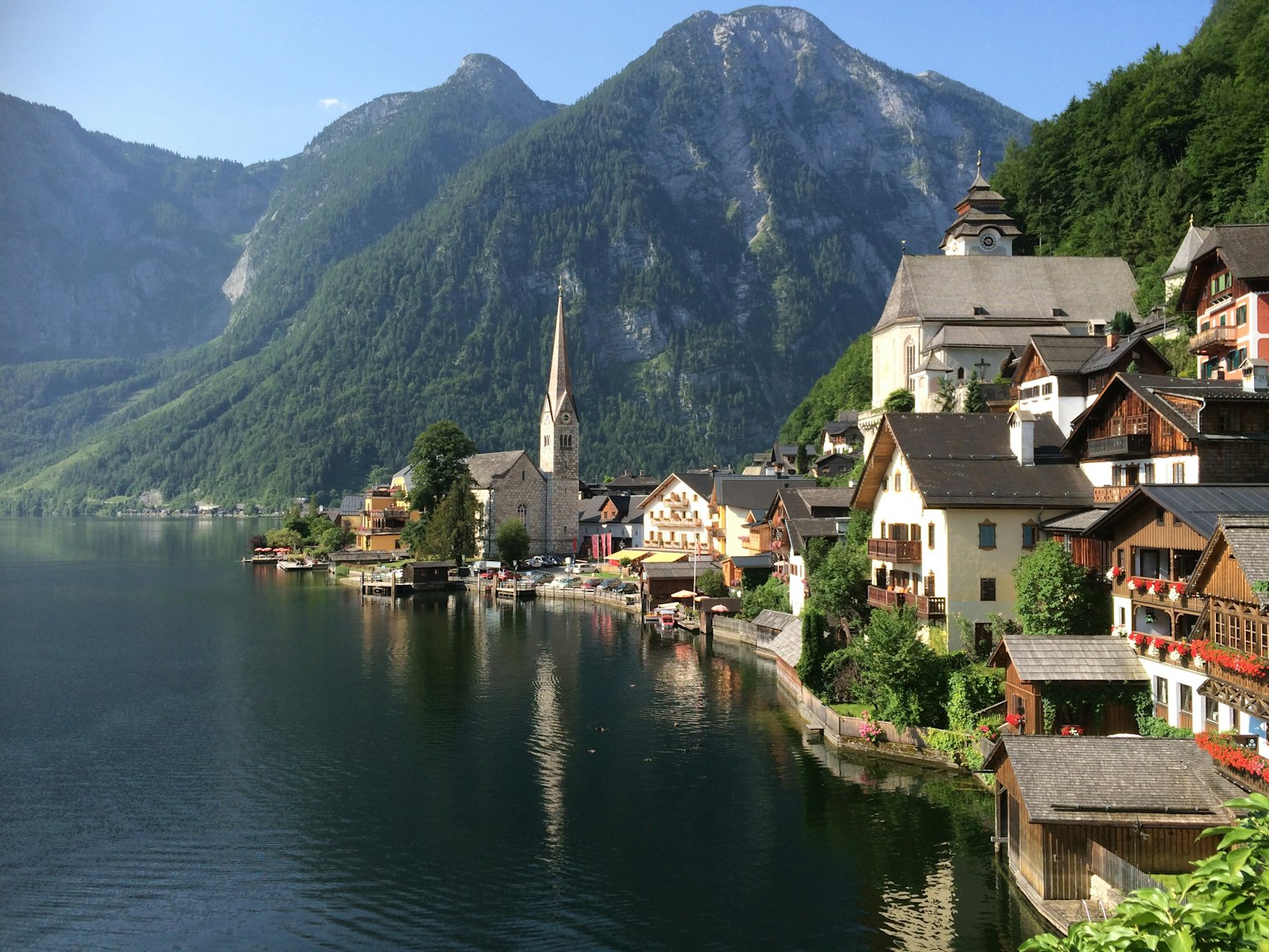 Malerscher Blick auf das Dorf Hallstatt am See umgeben von Bergen
