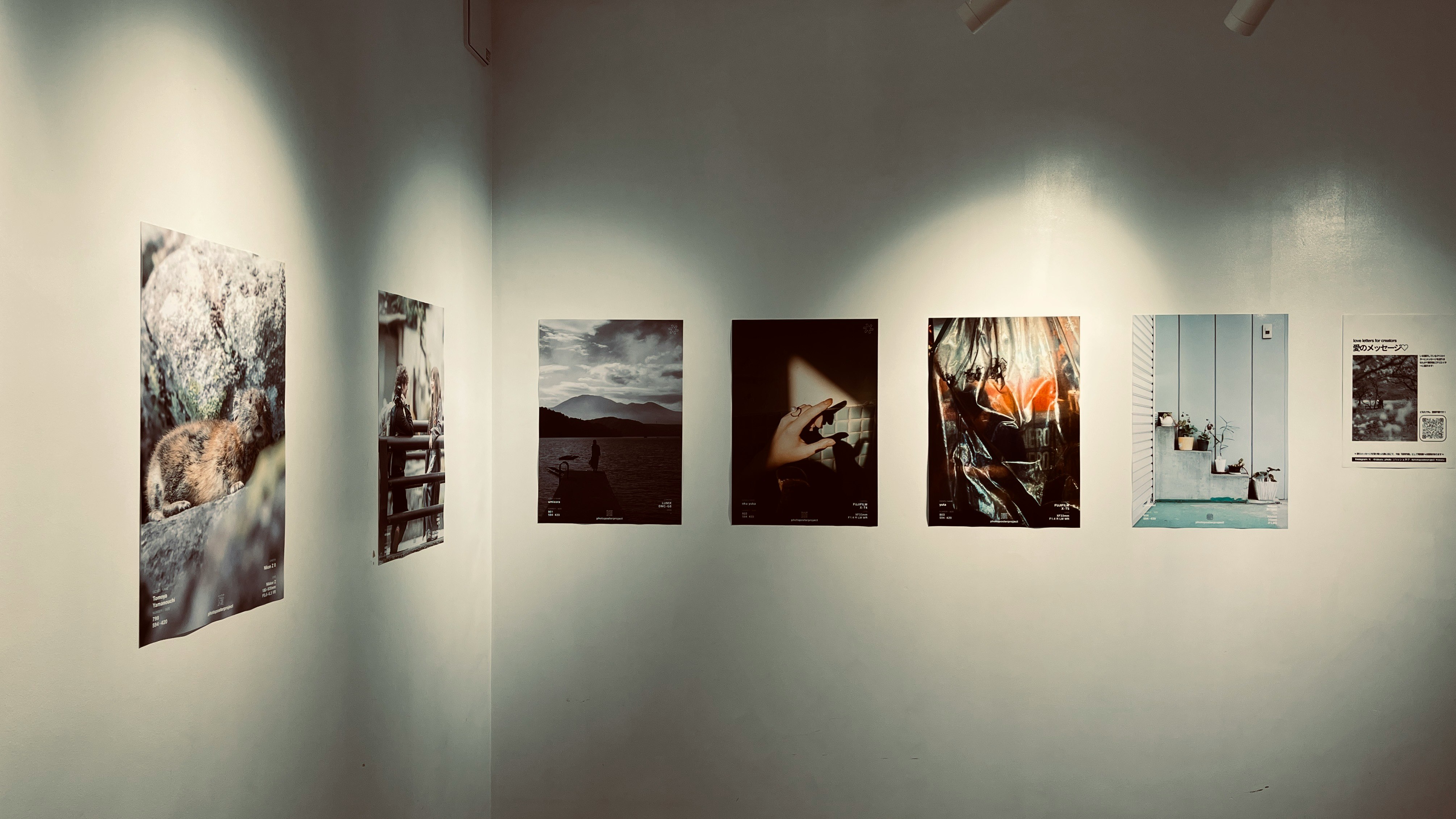 壁に掛けられた複数の展示ポスター（築地）