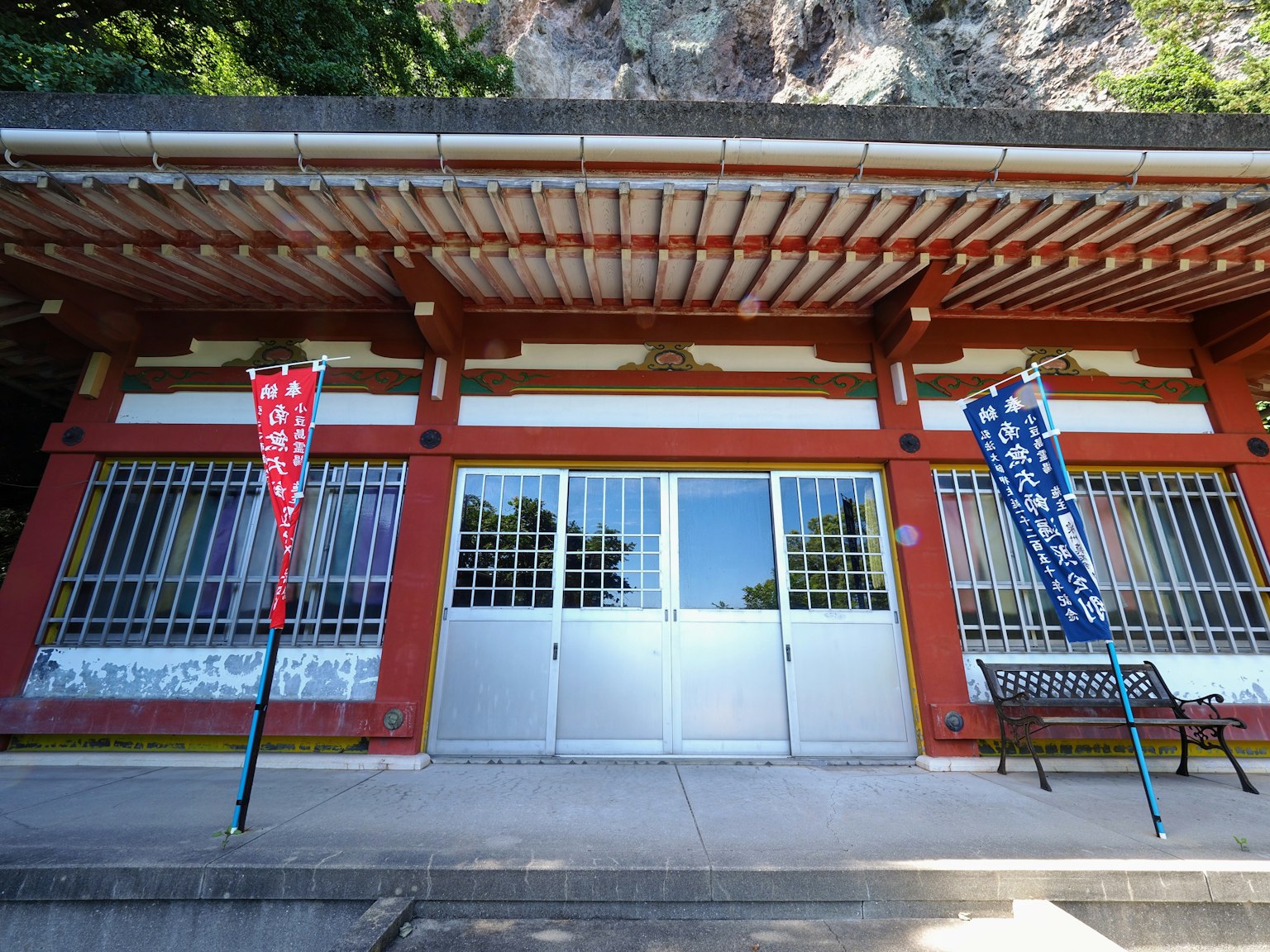 Außenansicht eines traditionellen japanischen Gebäudes mit lebhaften roten und weißen Bannern