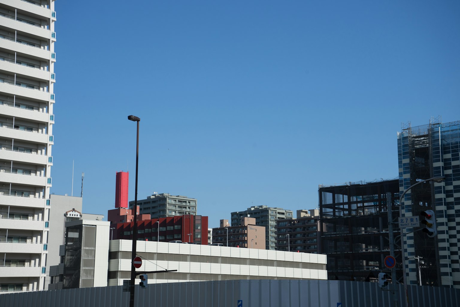 城市天际线在晴朗的蓝天下展现出多样建筑