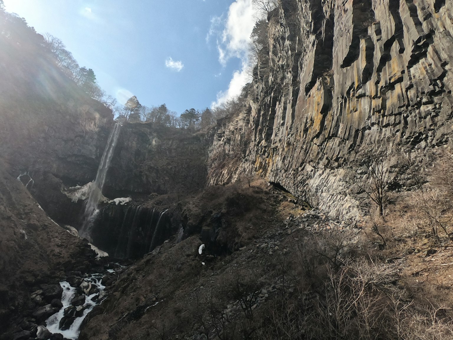Paesaggio con una cascata di montagna e scogliere ripide