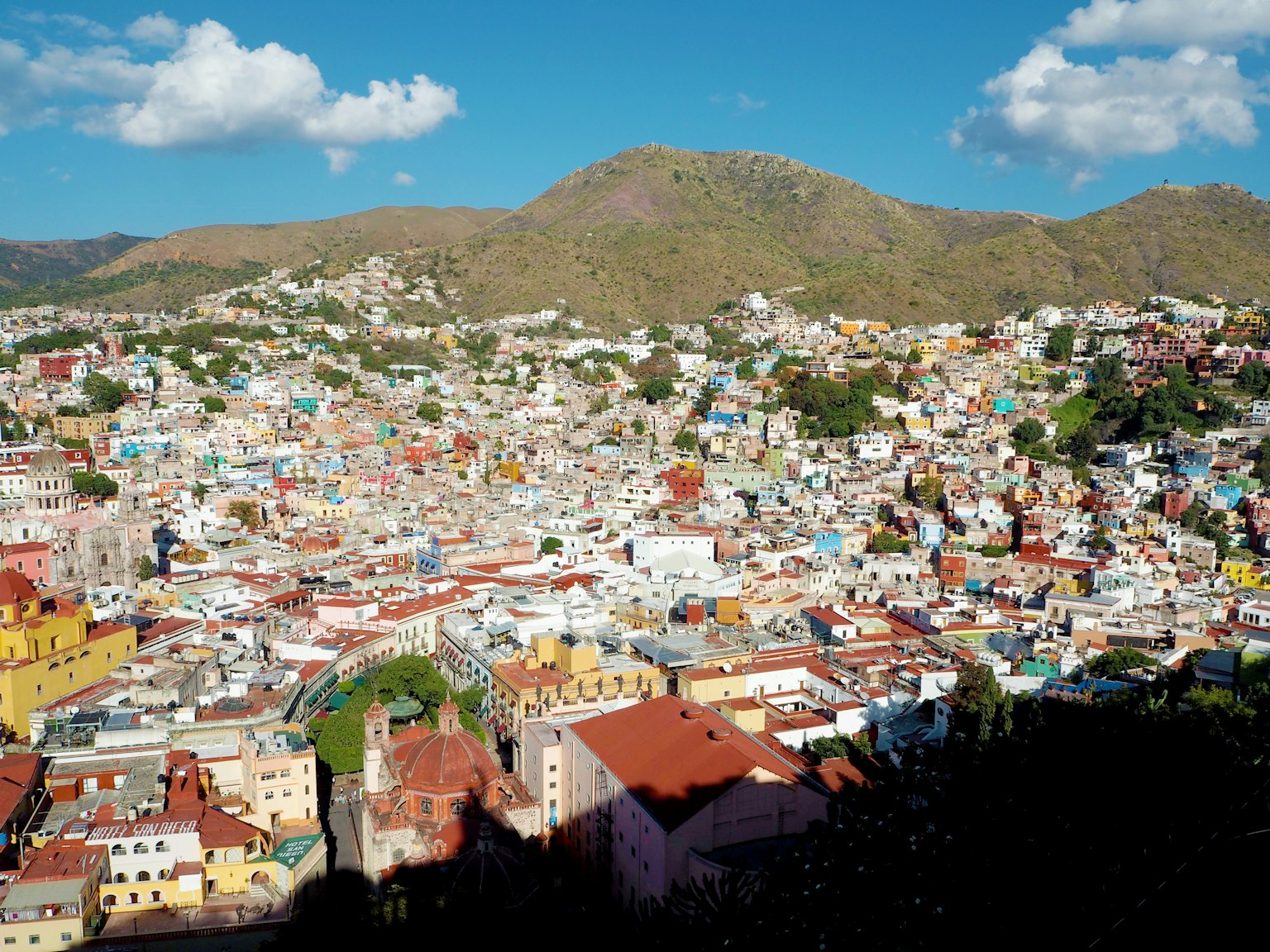 Case colorate della città di Guanajuato con colline circostanti