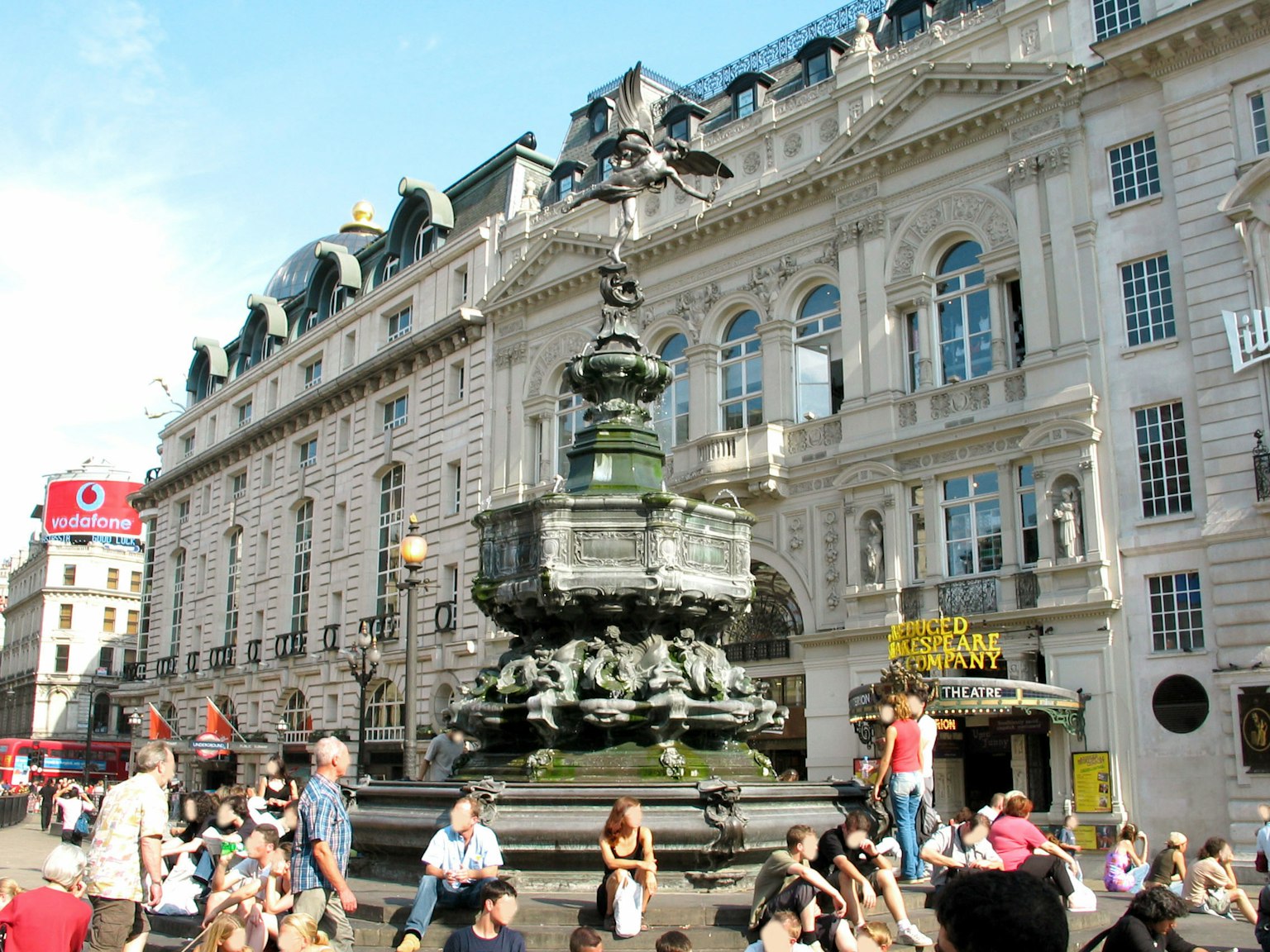 Tượng Eros tại Piccadilly Circus London với đám đông xung quanh