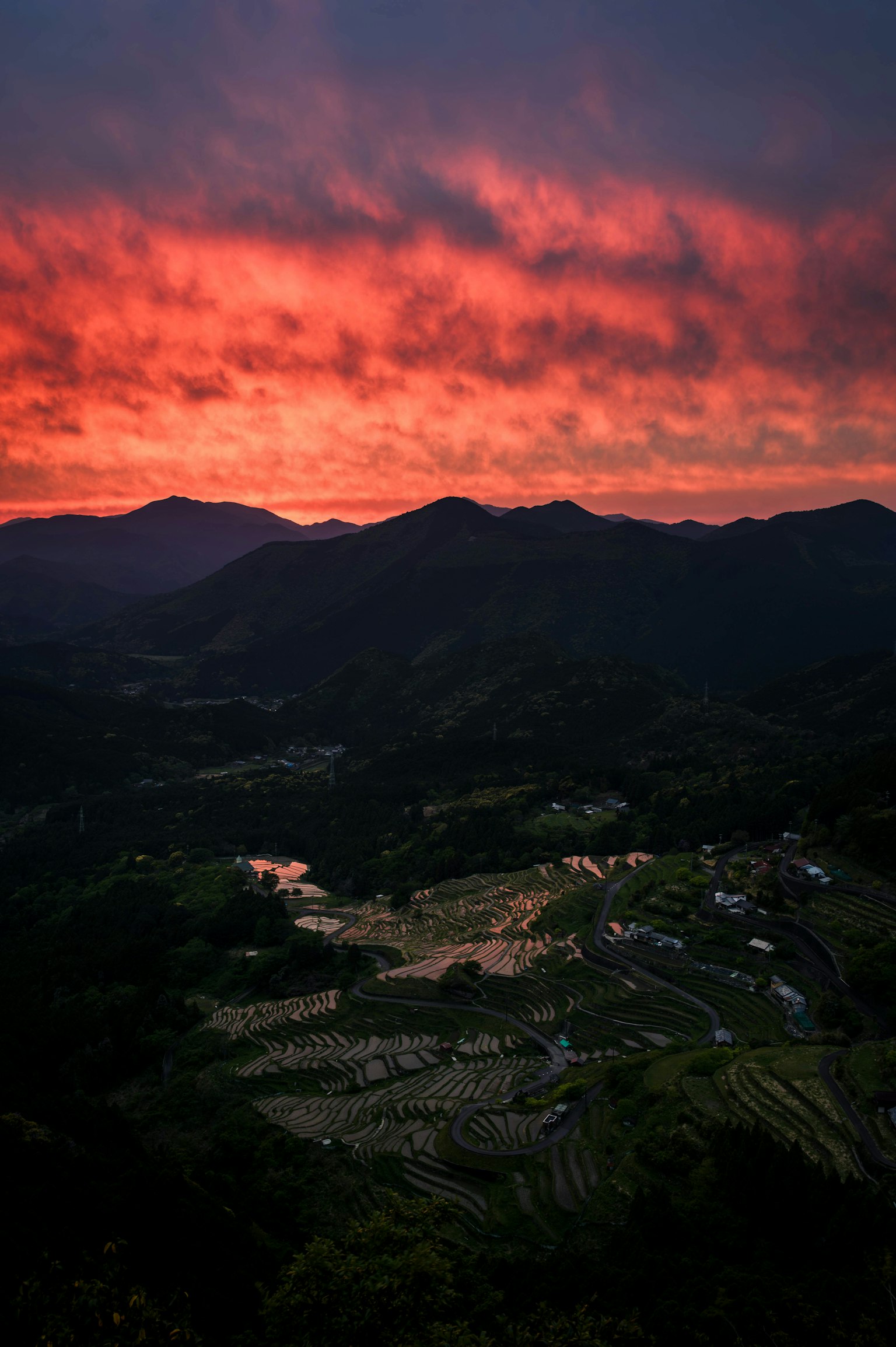 ทิวทัศน์ที่น่าทึ่งพร้อมท้องฟ้ายามพระอาทิตย์ตกและภูเขา