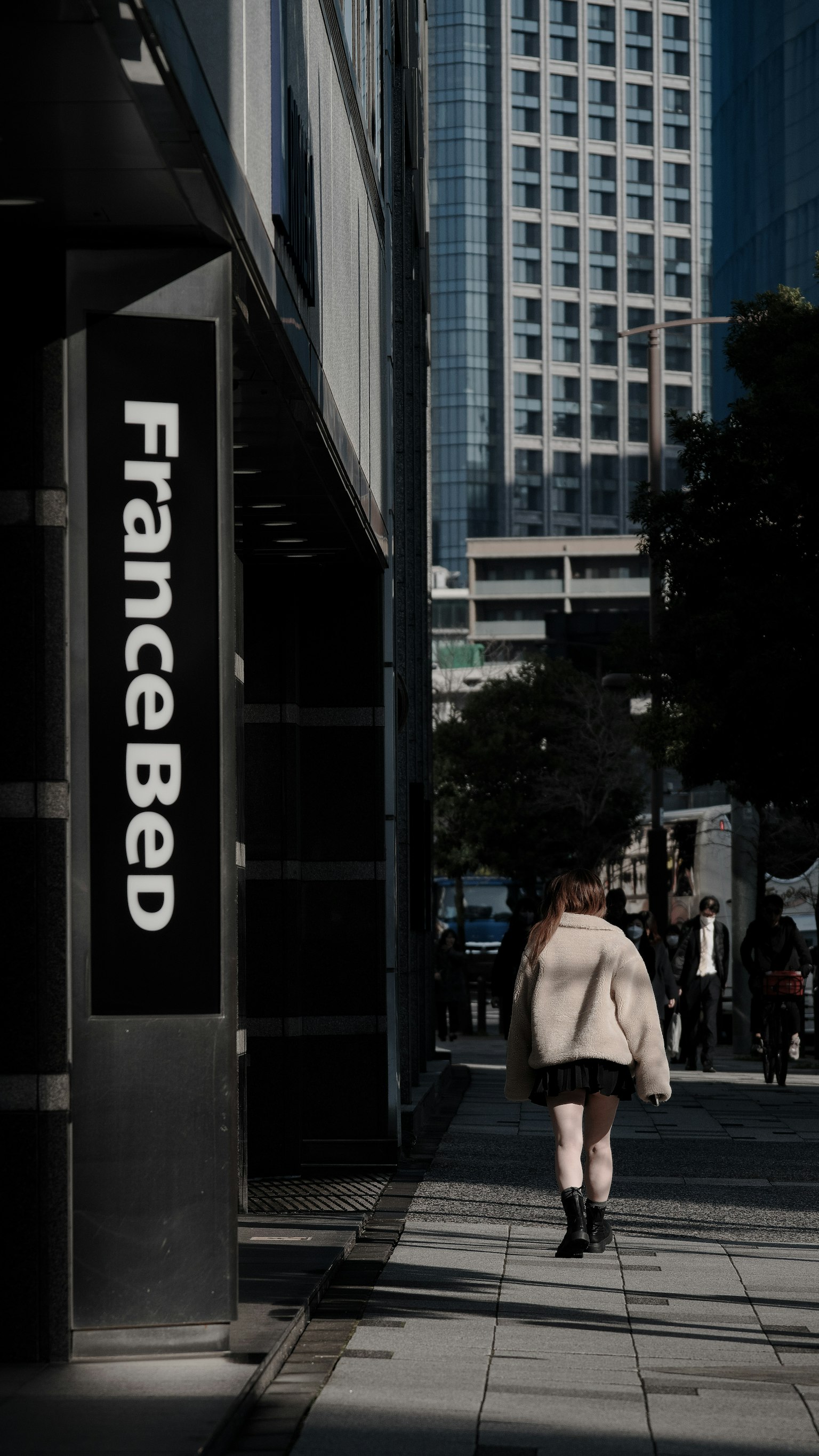 คนเดินอยู่บนถนนมีป้าย FranceBed มองเห็น