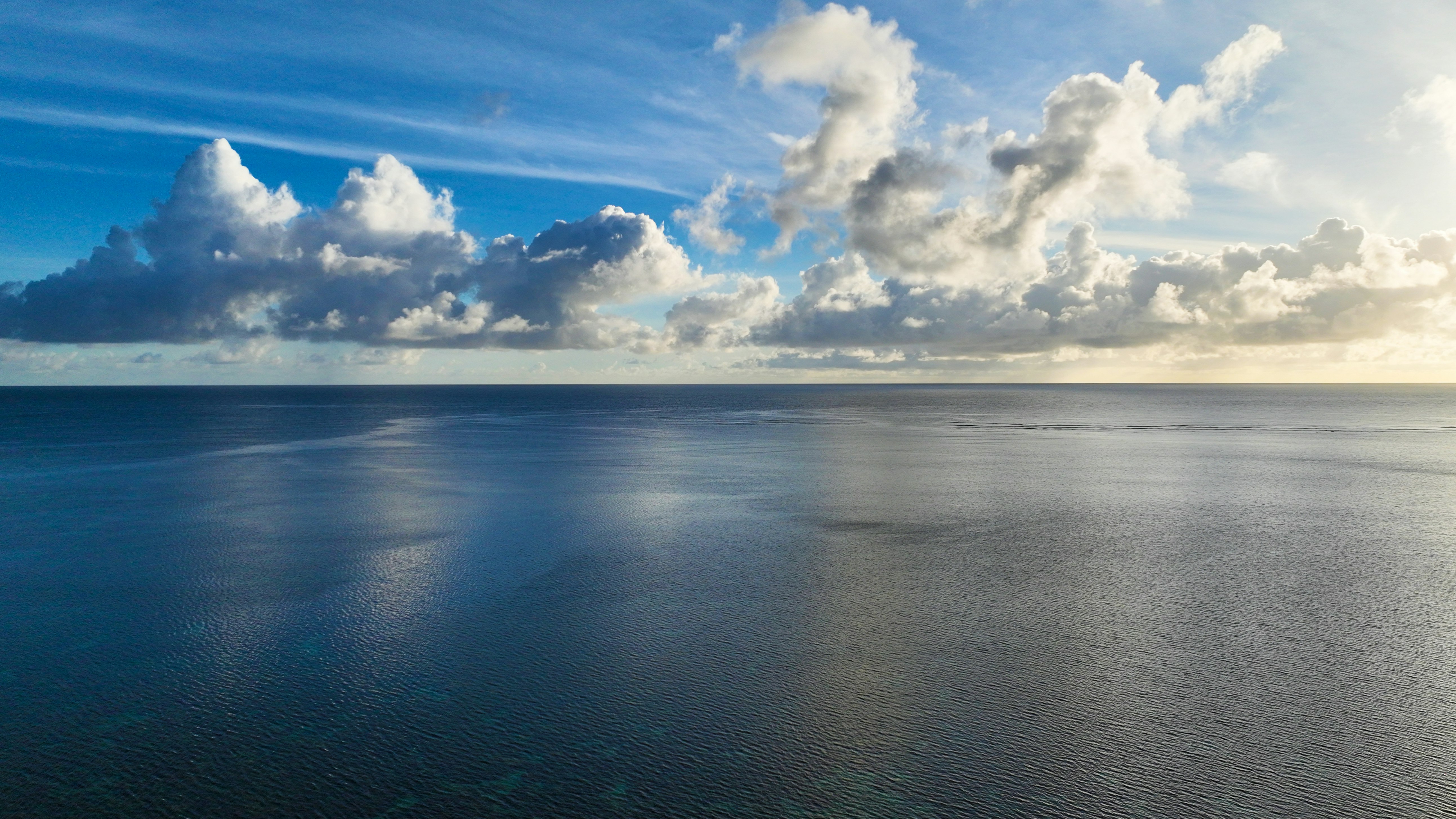 水平線まで広がる穏やかな海と青空の雲