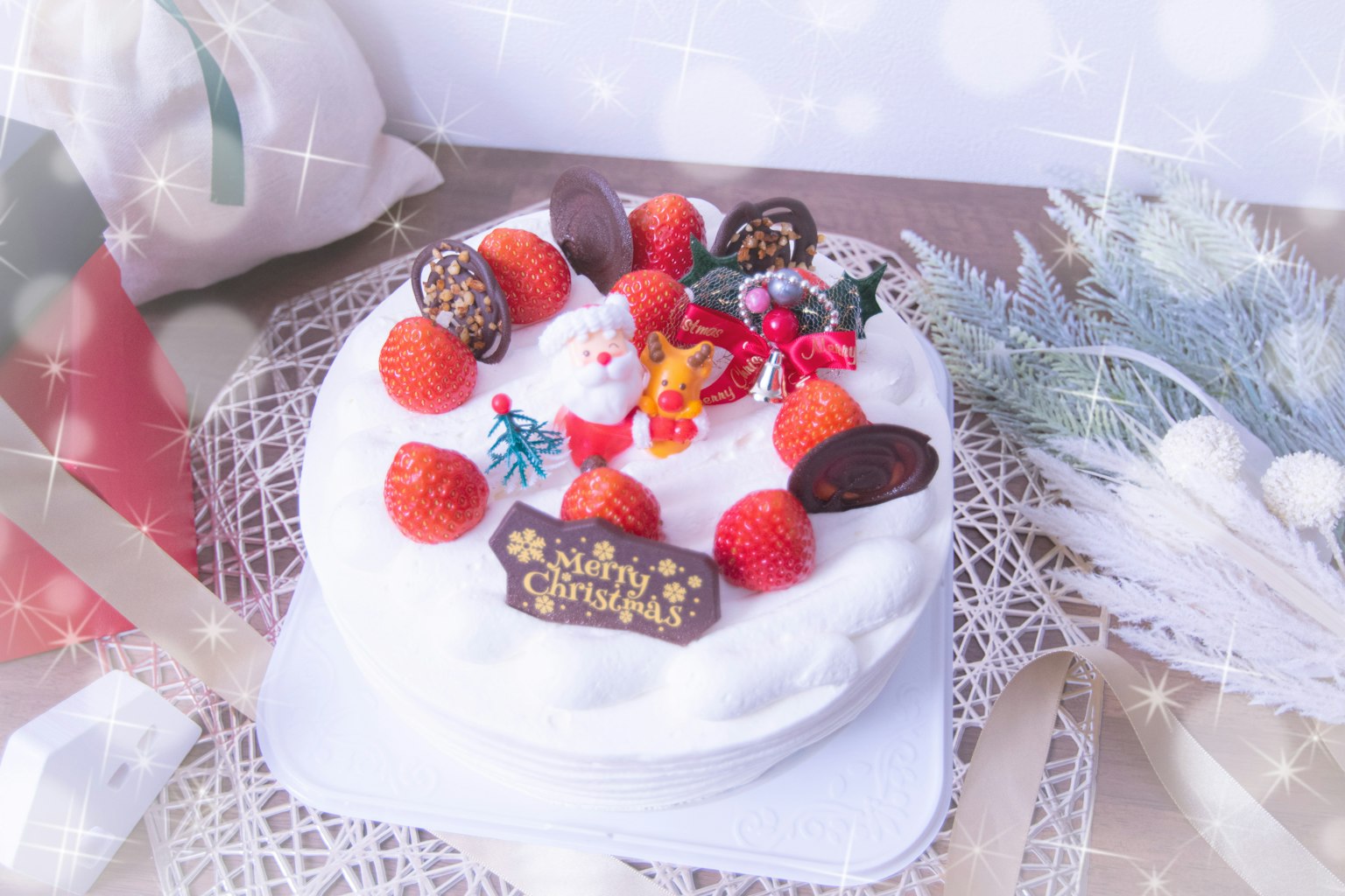 Torta di Natale decorata con figurine di Babbo Natale e fragole