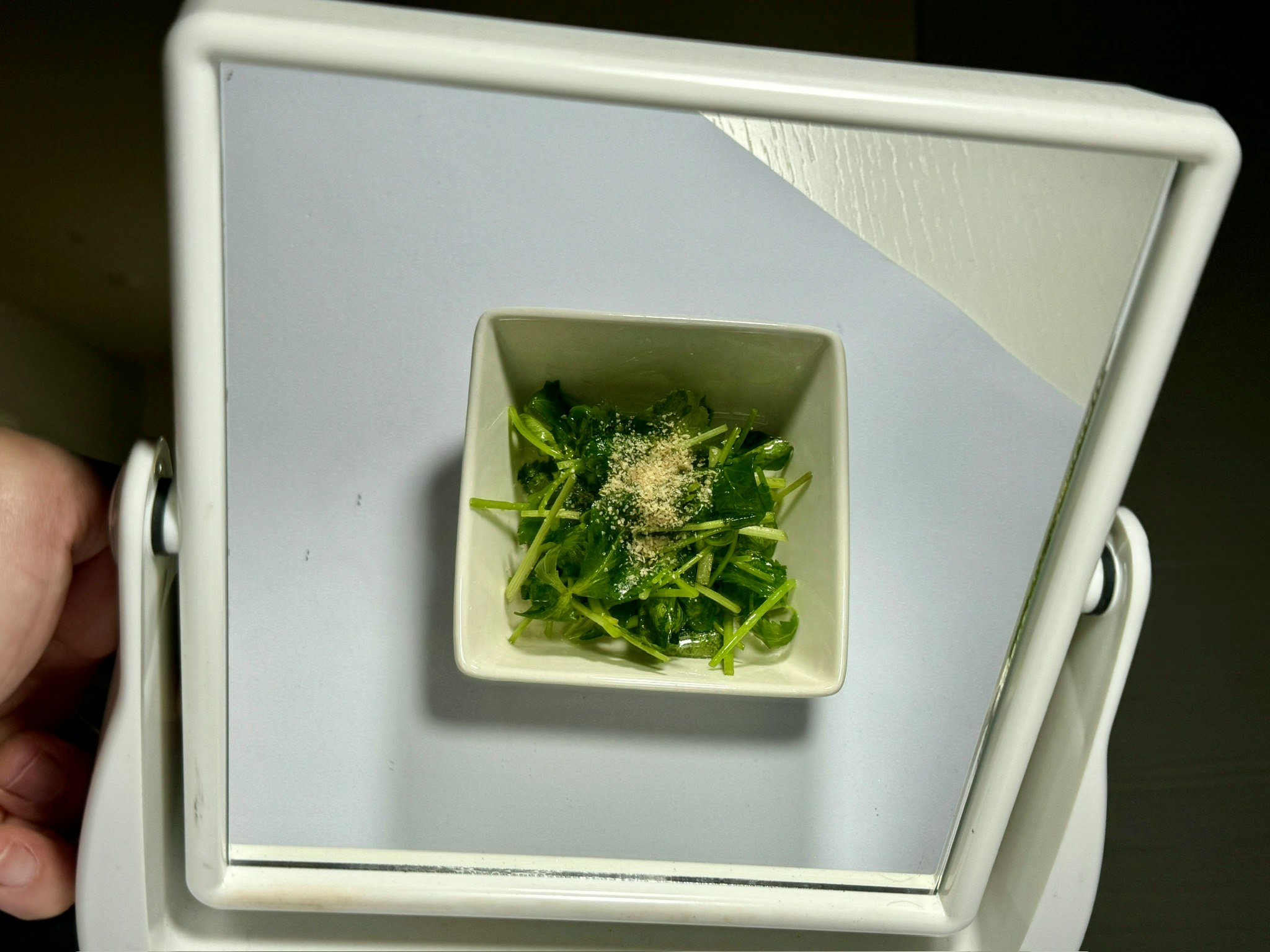 小さな器に盛られた緑のサラダ