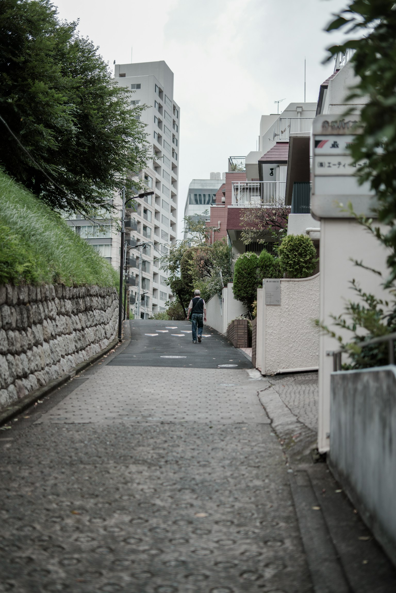 좁은 거리를 걷고 있는 사람과 배경의 건물들