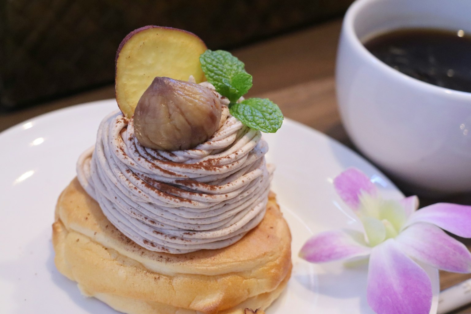 Présentation magnifique du gâteau Mont Blanc et du café