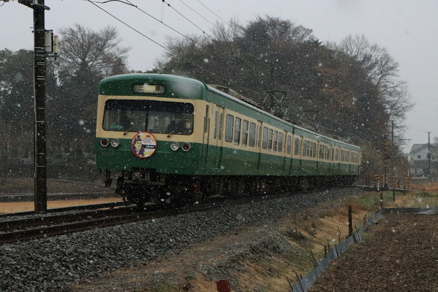 綠色火車穿越降雪