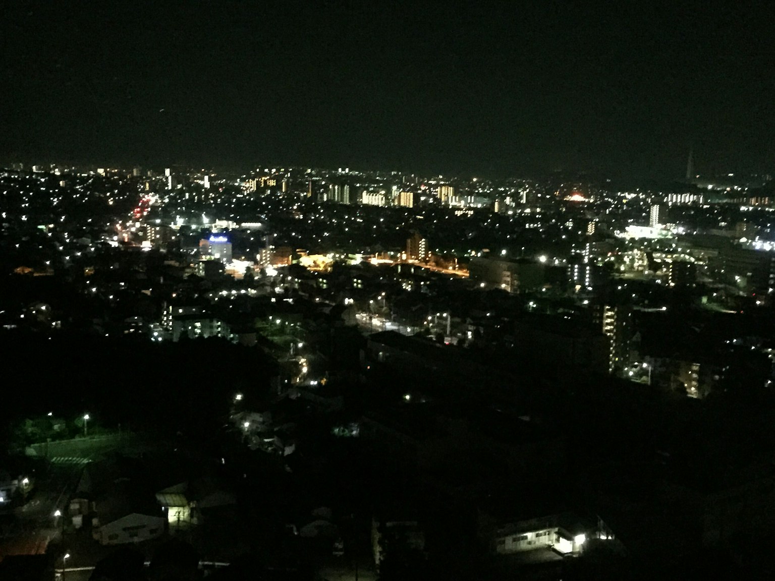 Paysage urbain nocturne avec des lumières brillantes éparpillées