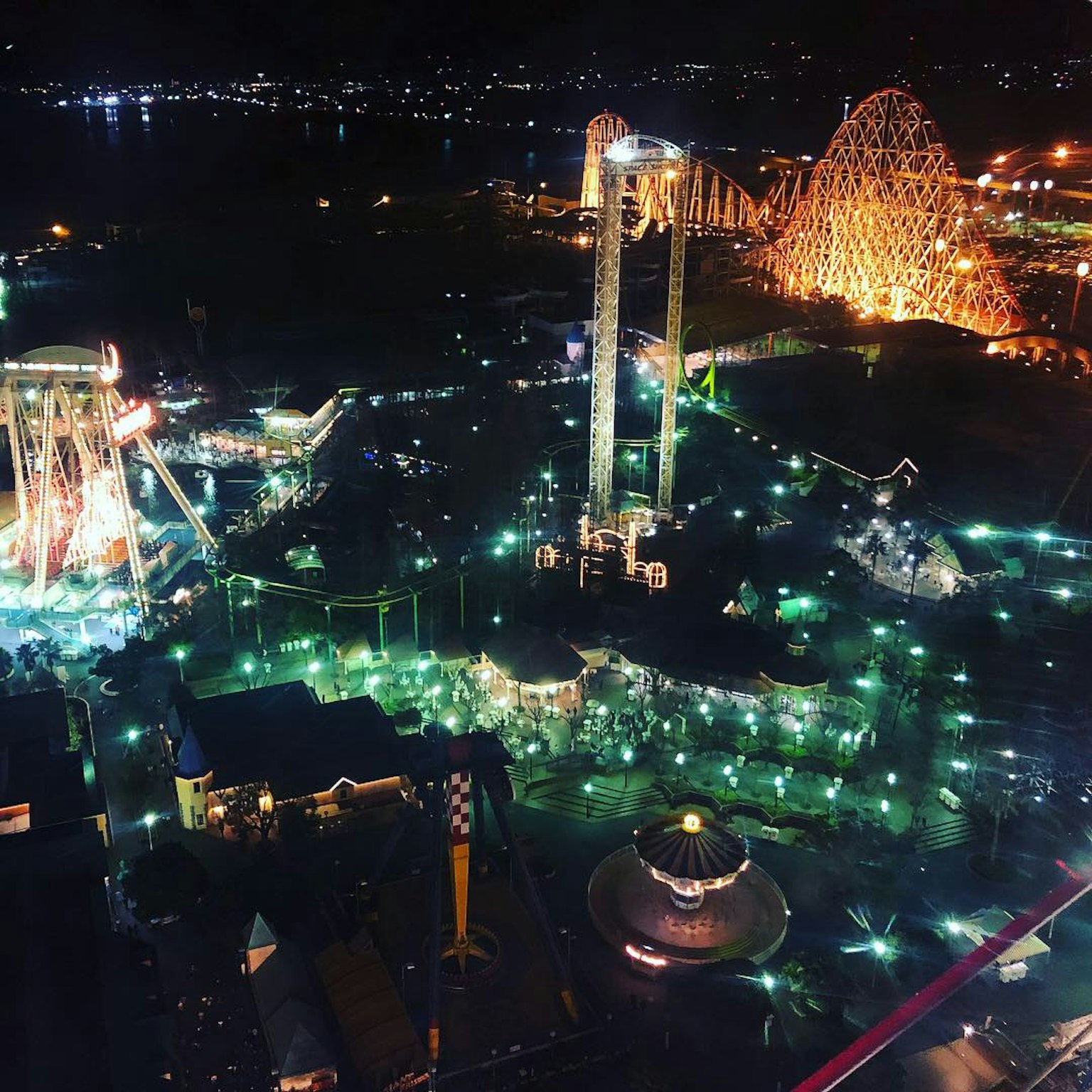 夜间游乐园的鸟瞰图 明亮的灯光和色彩缤纷的游乐设施