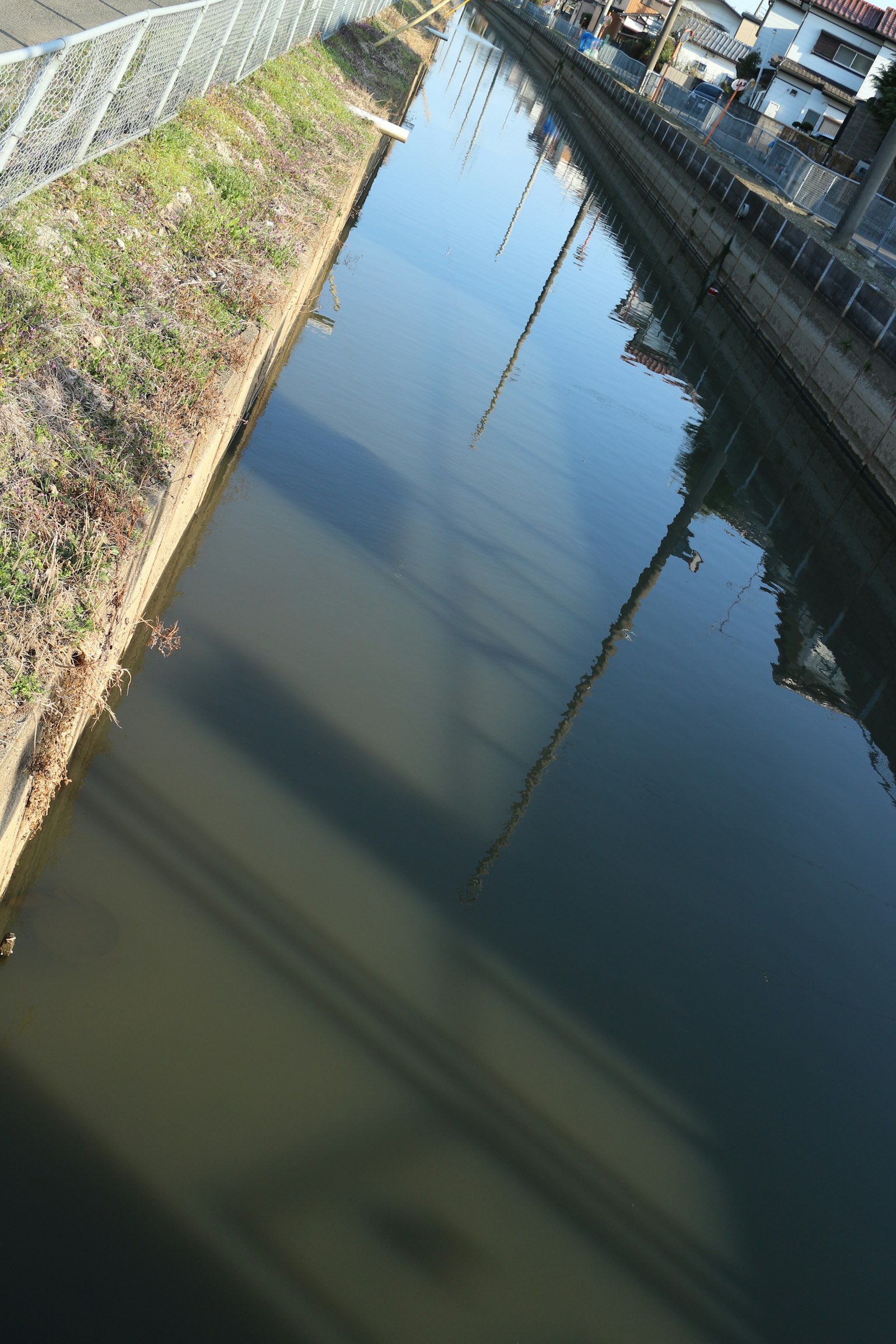 Reflejo de un puente en la superficie del agua con el paisaje circundante