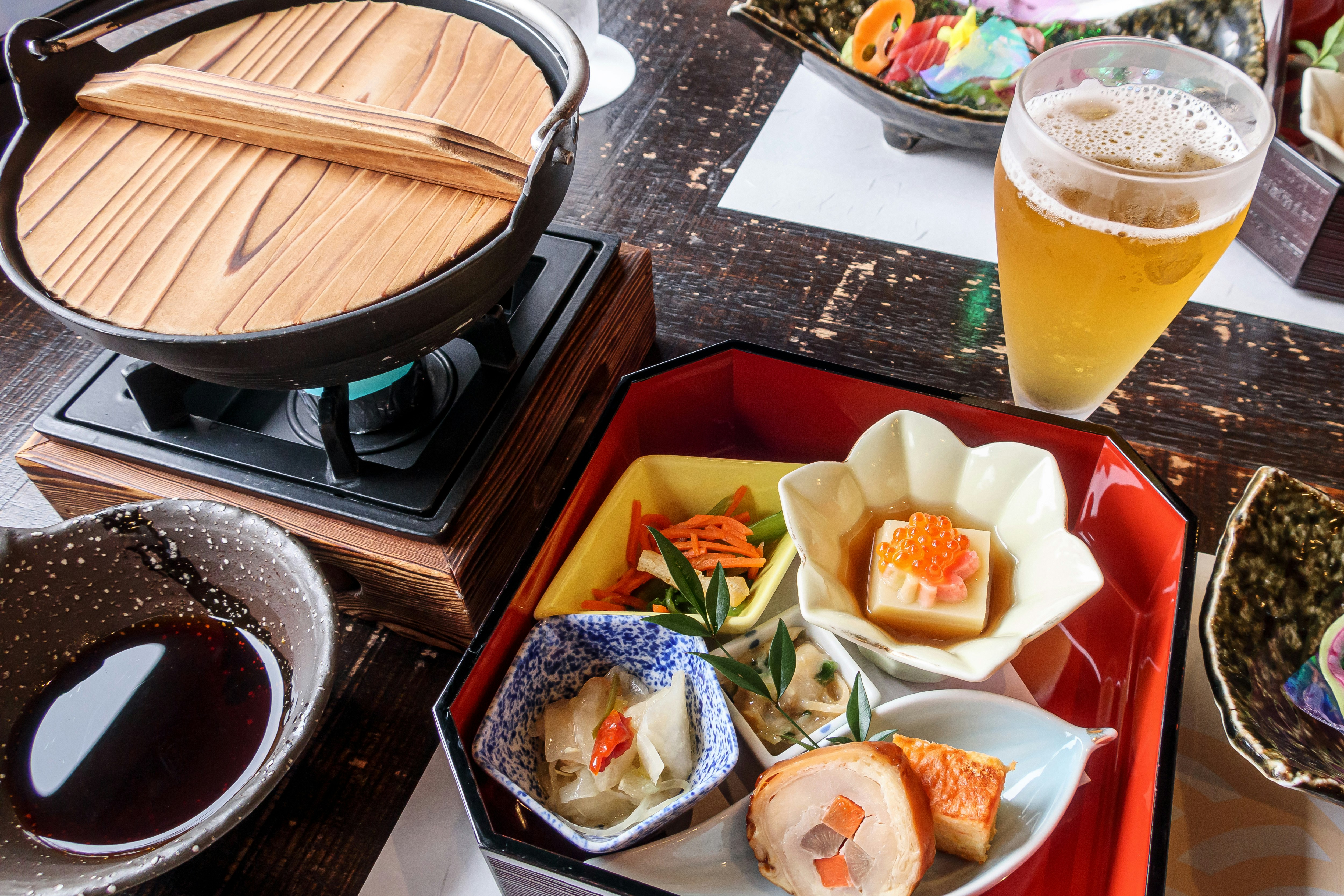 桌上日式火锅、小碟和啤酒