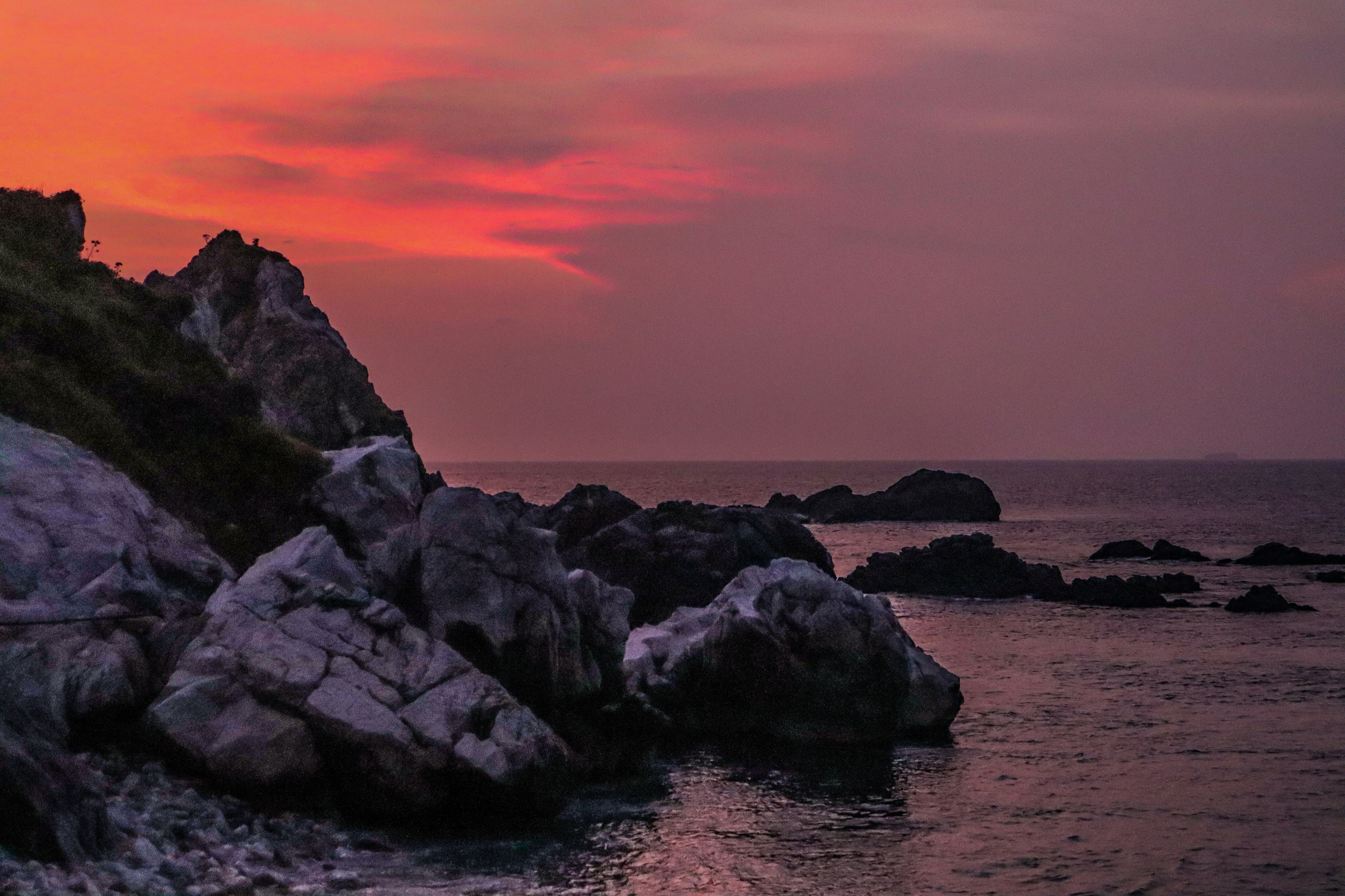 夕焼けの海と岩場の海岸（白崎海岸 シャクシの浜）