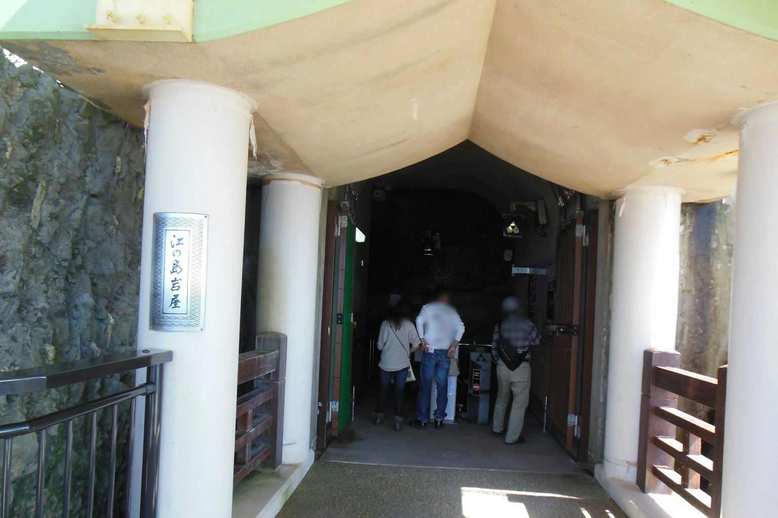 Gruppo di persone che si avvicina all'ingresso di una grotta