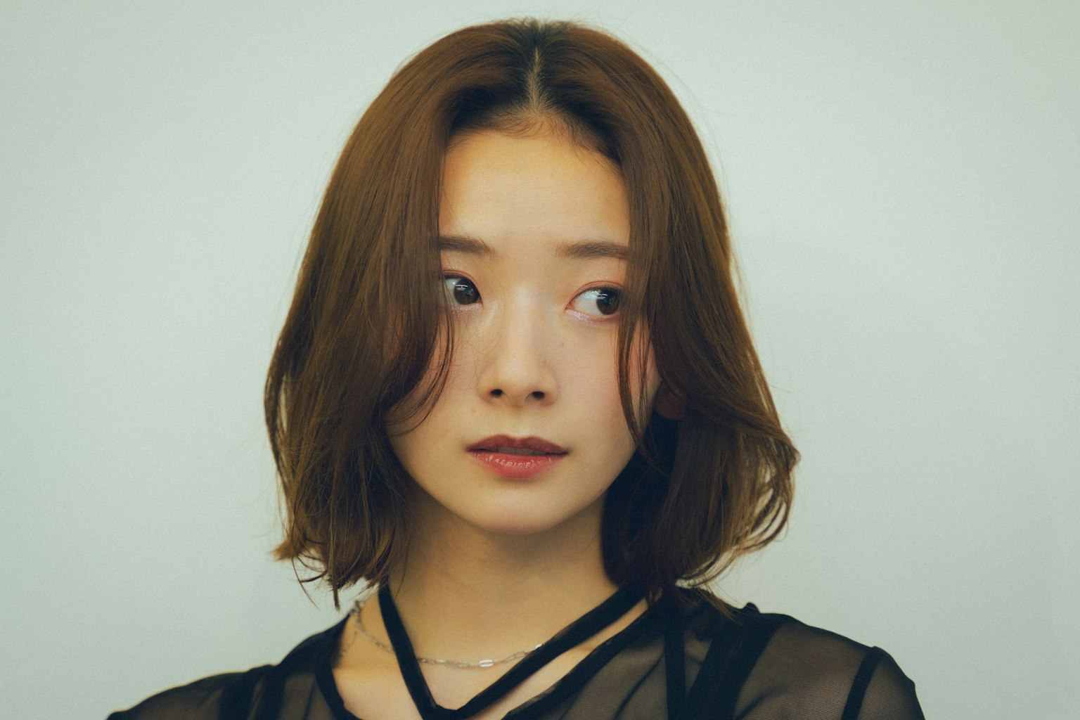 여성이 놀란 표정으로 카메라를 바라보고 있다