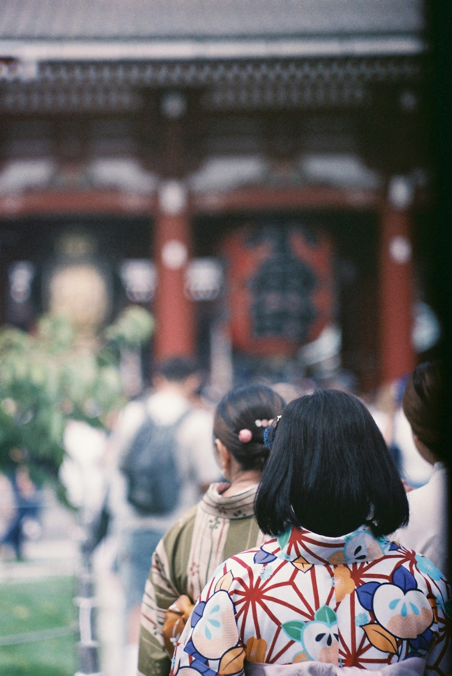 Phụ nữ mặc kimono truyền thống đứng trước đền thờ